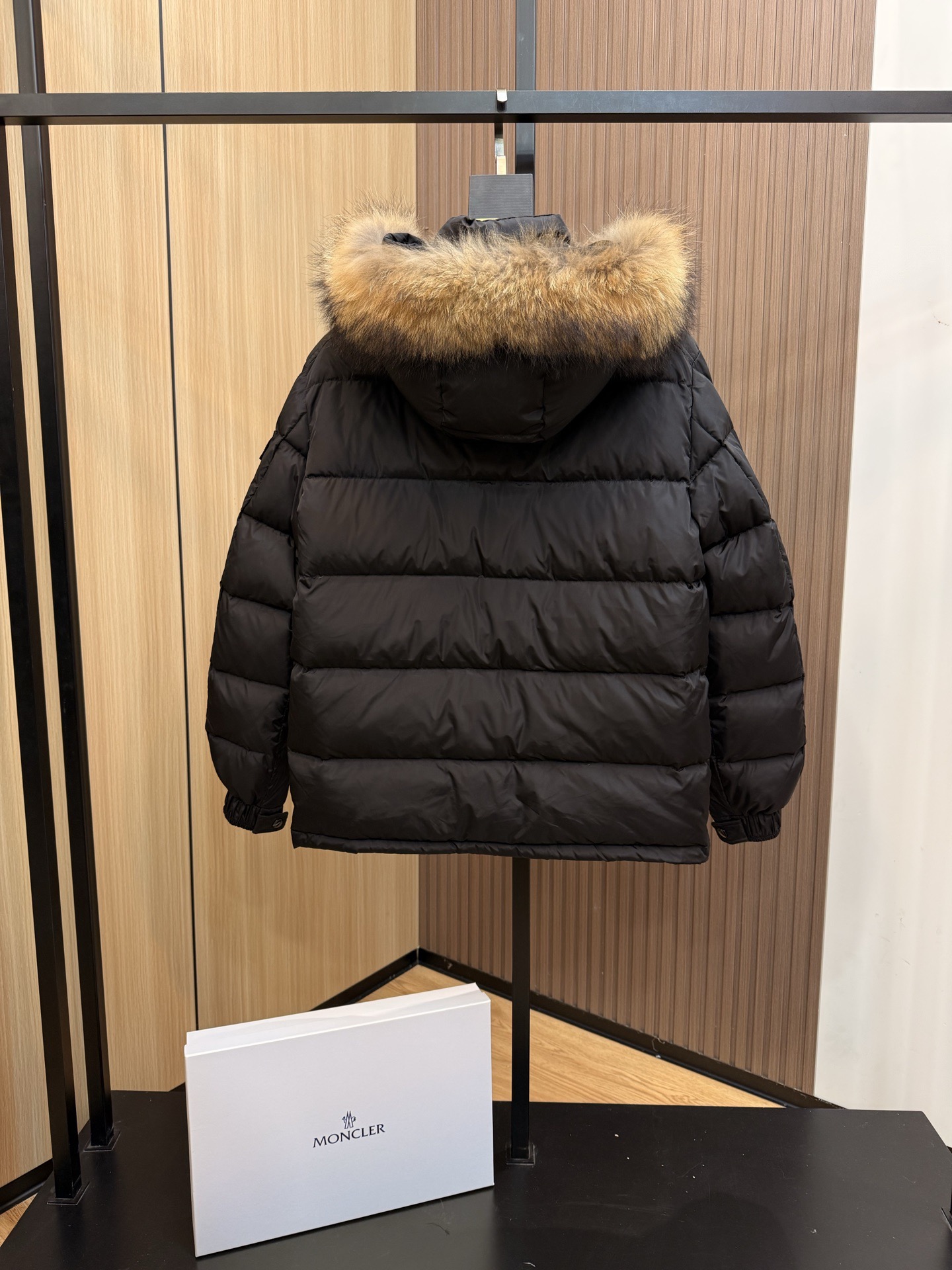 【人気商品】𝐌𝐎𝐍𝐂𝐋𝐄𝐑 モンクレール ビッグファーカラー ダウンジャケット ユニセックスモデル