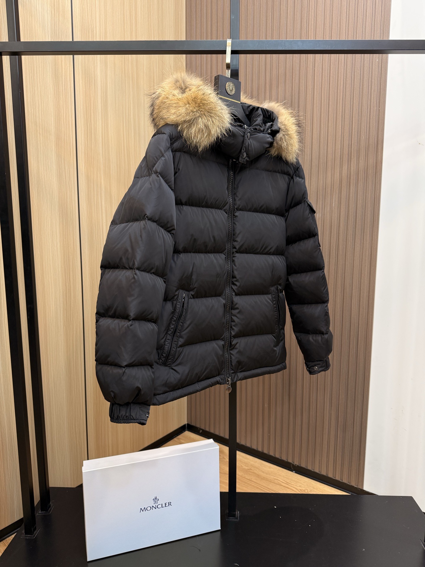 【人気商品】𝐌𝐎𝐍𝐂𝐋𝐄𝐑 モンクレール ビッグファーカラー ダウンジャケット ユニセックスモデル