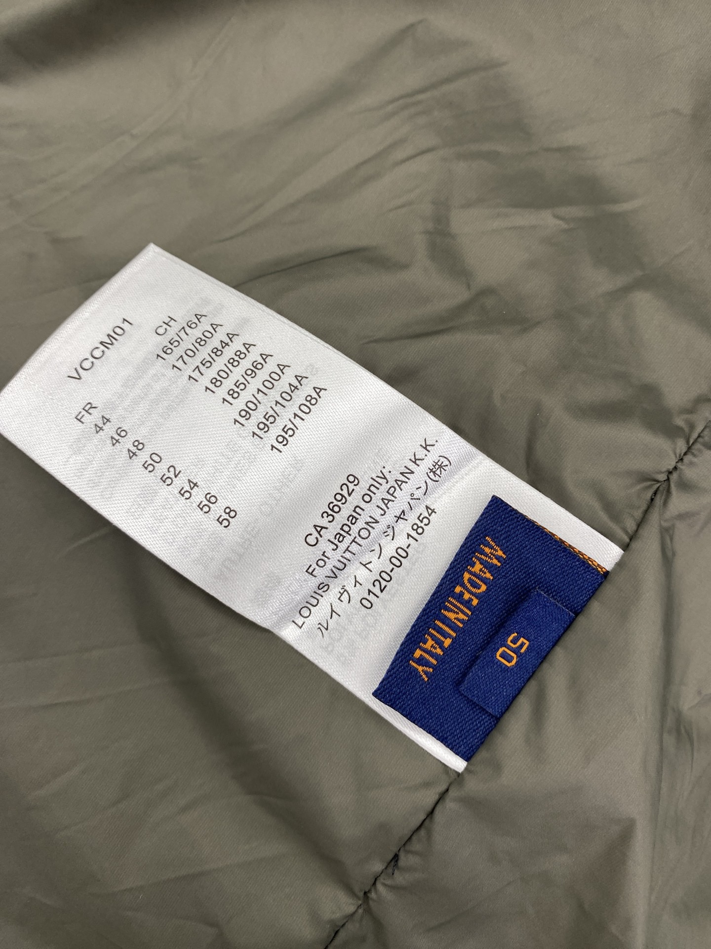 LOUIS VUITTON 2025年新作 LV ダウンジャケット フルロゴプリント ユニセックスモデル