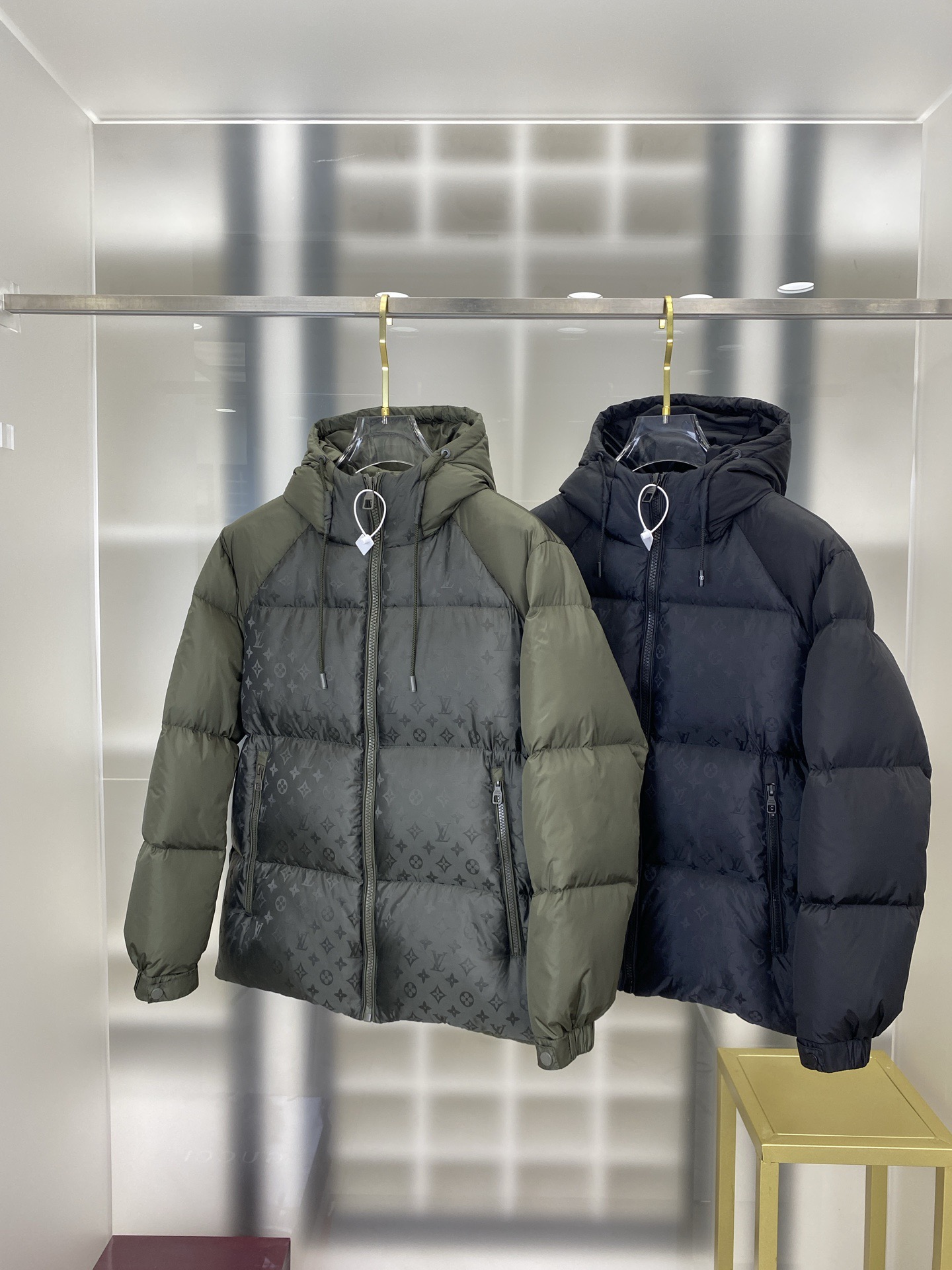 LOUIS VUITTON 2025年新作 LV ダウンジャケット フルロゴプリント ユニセックスモデル