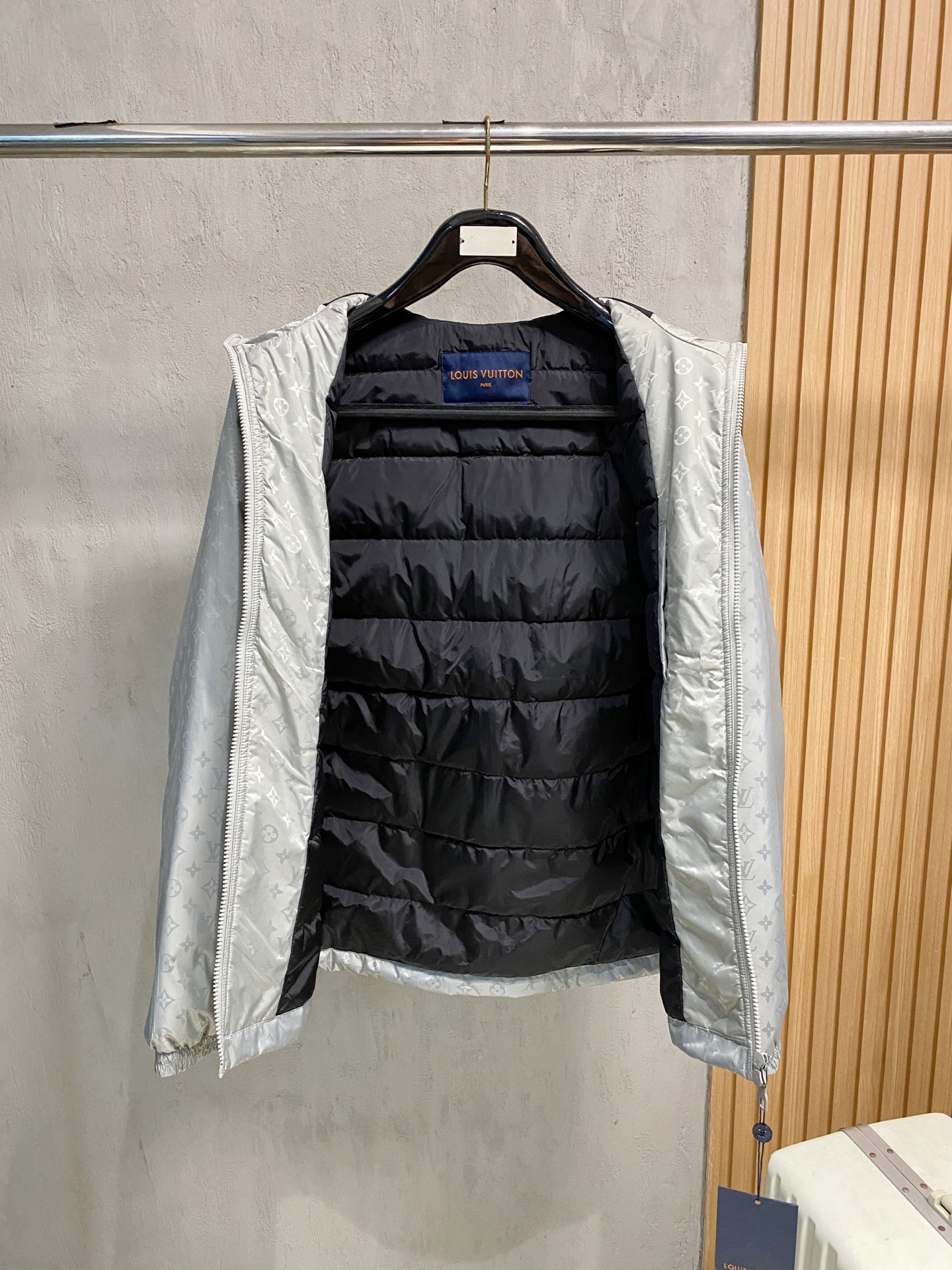 LOUIS VUITTON 2025年新作 LV ダウンジャケット フルロゴプリント ユニセックスモデル