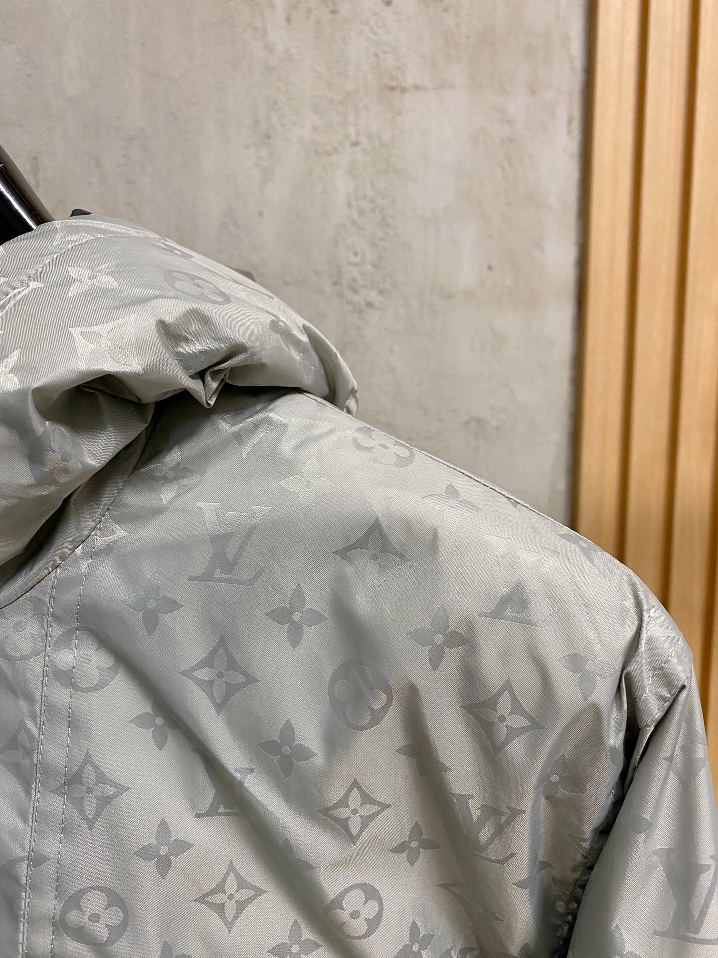 LOUIS VUITTON 2025年新作 LV ダウンジャケット フルロゴプリント ユニセックスモデル