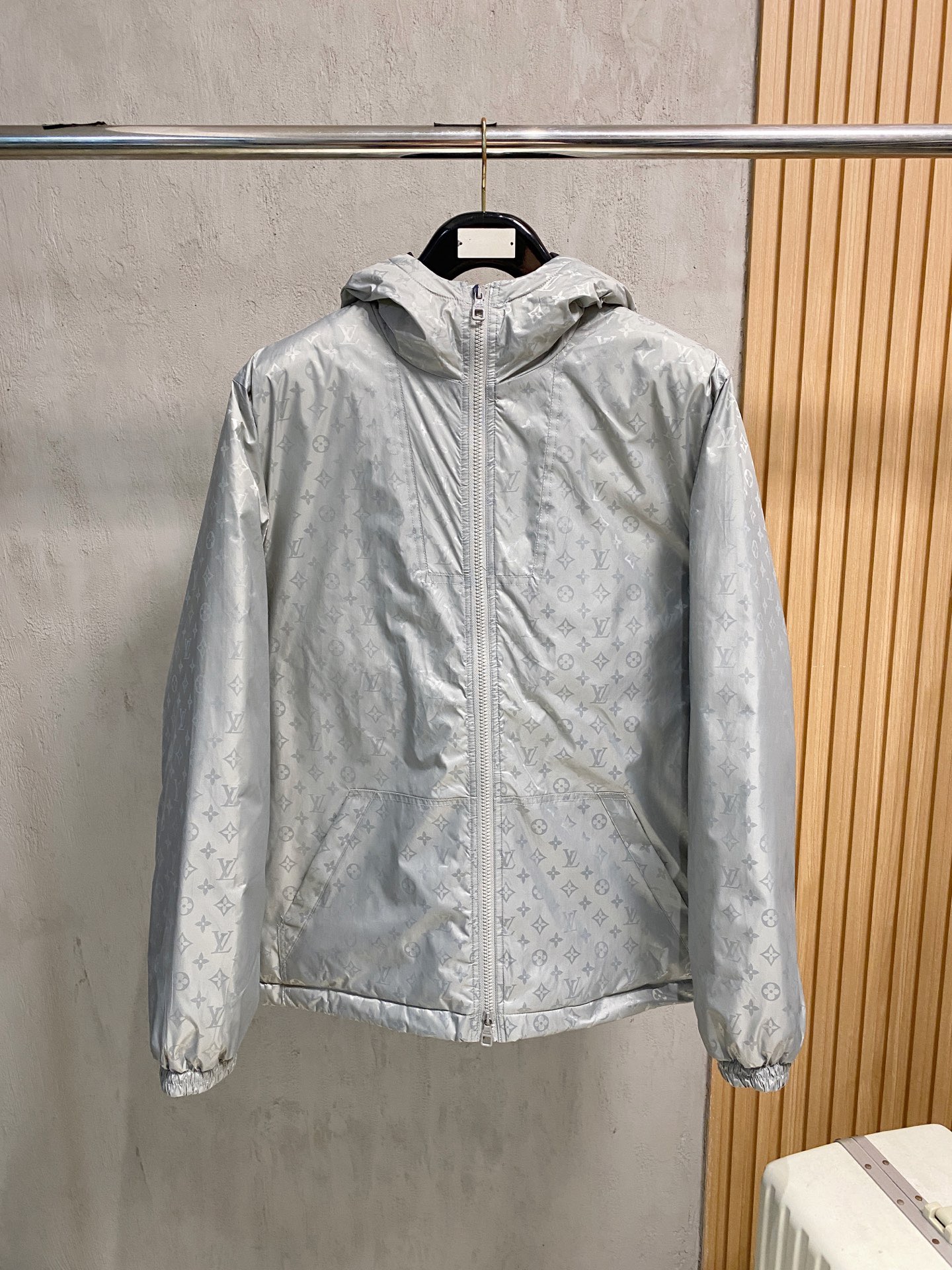 LOUIS VUITTON 2025年新作 LV ダウンジャケット フルロゴプリント ユニセックスモデル