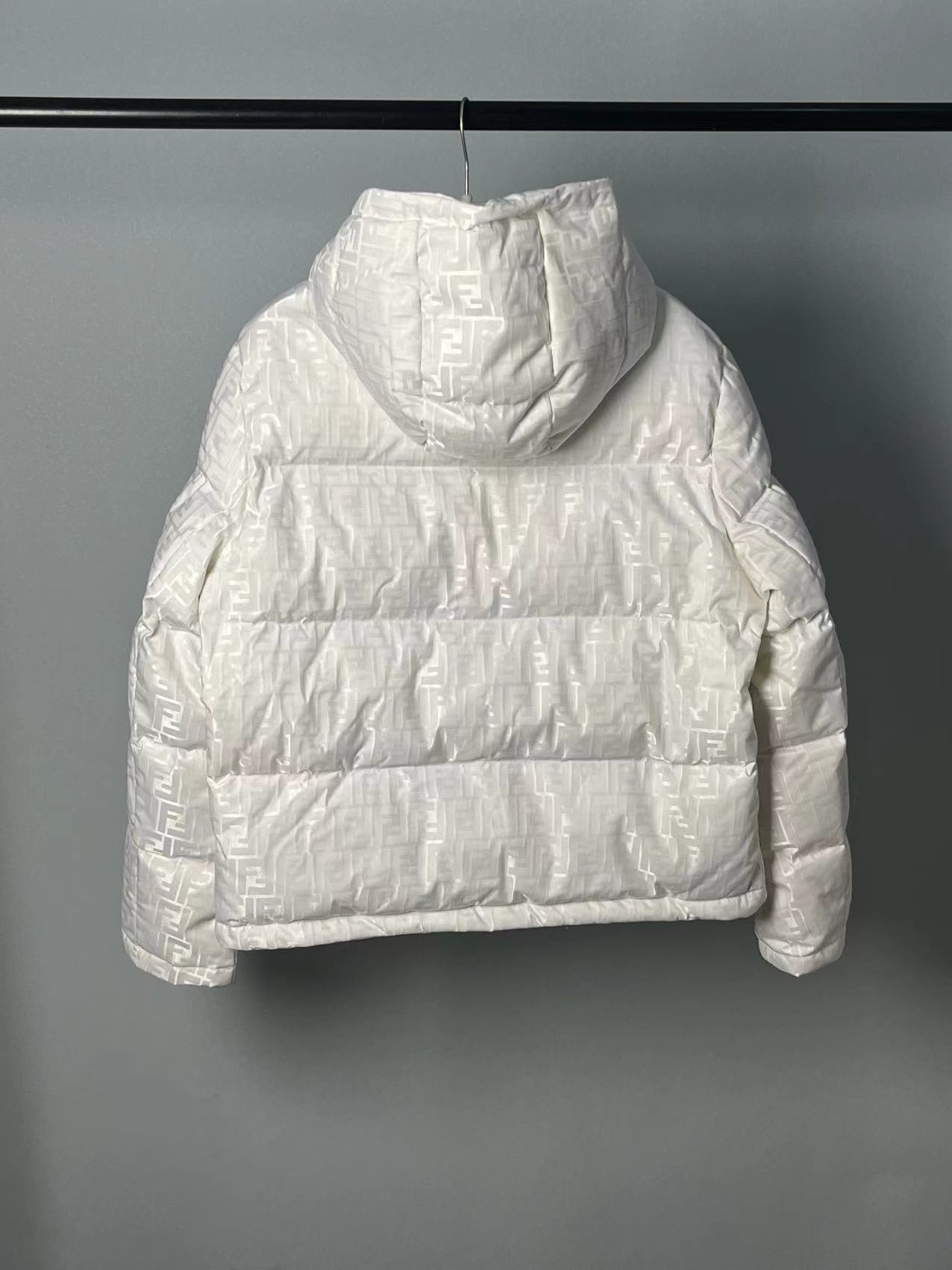FENDI フェンディ フルロゴ ダウンジャケットMONCLER