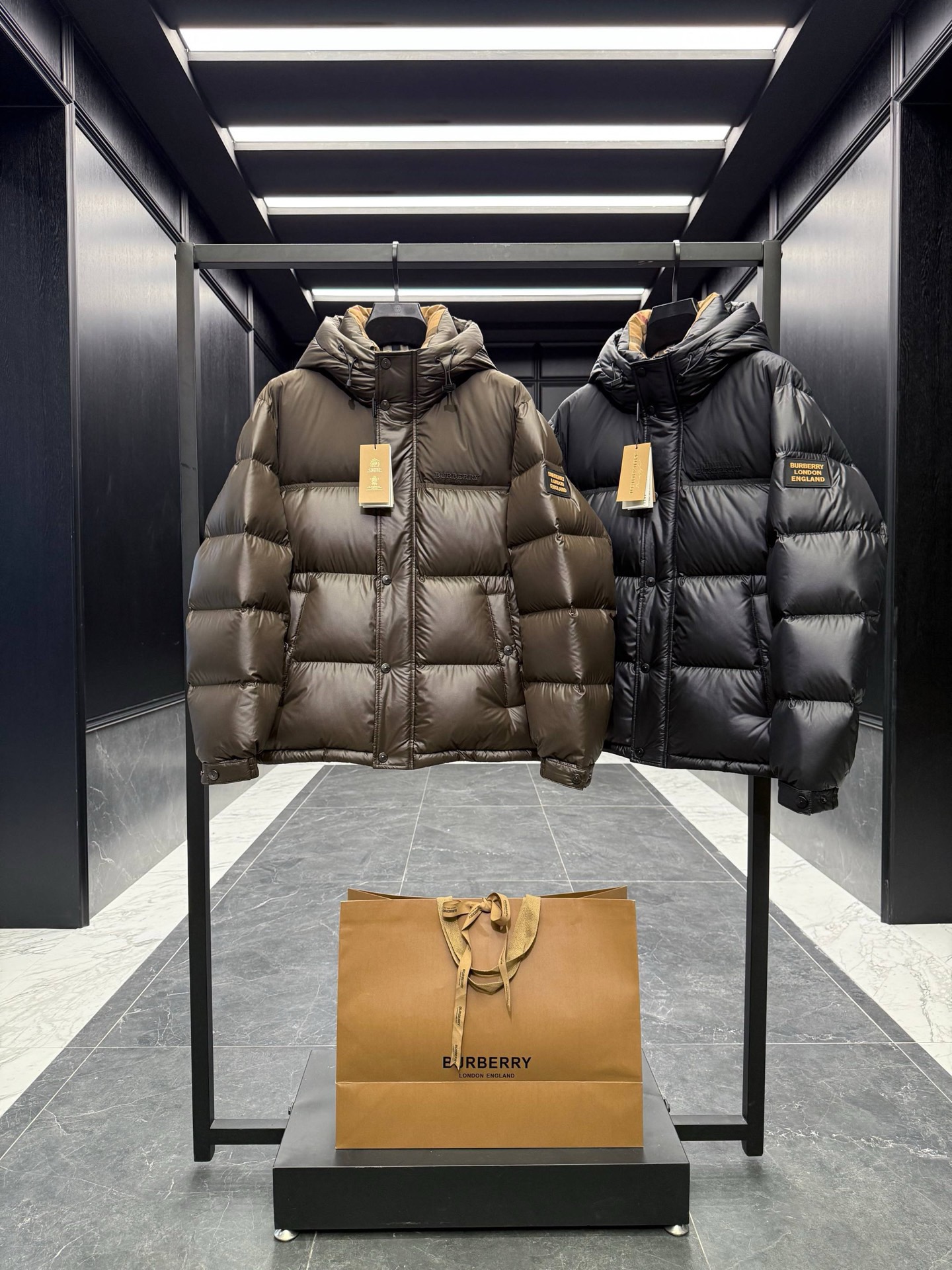 BURBERRY 2025年新作 バーバリー ダウンジャケット フルロゴプリント ユニセックスモデル moncler
