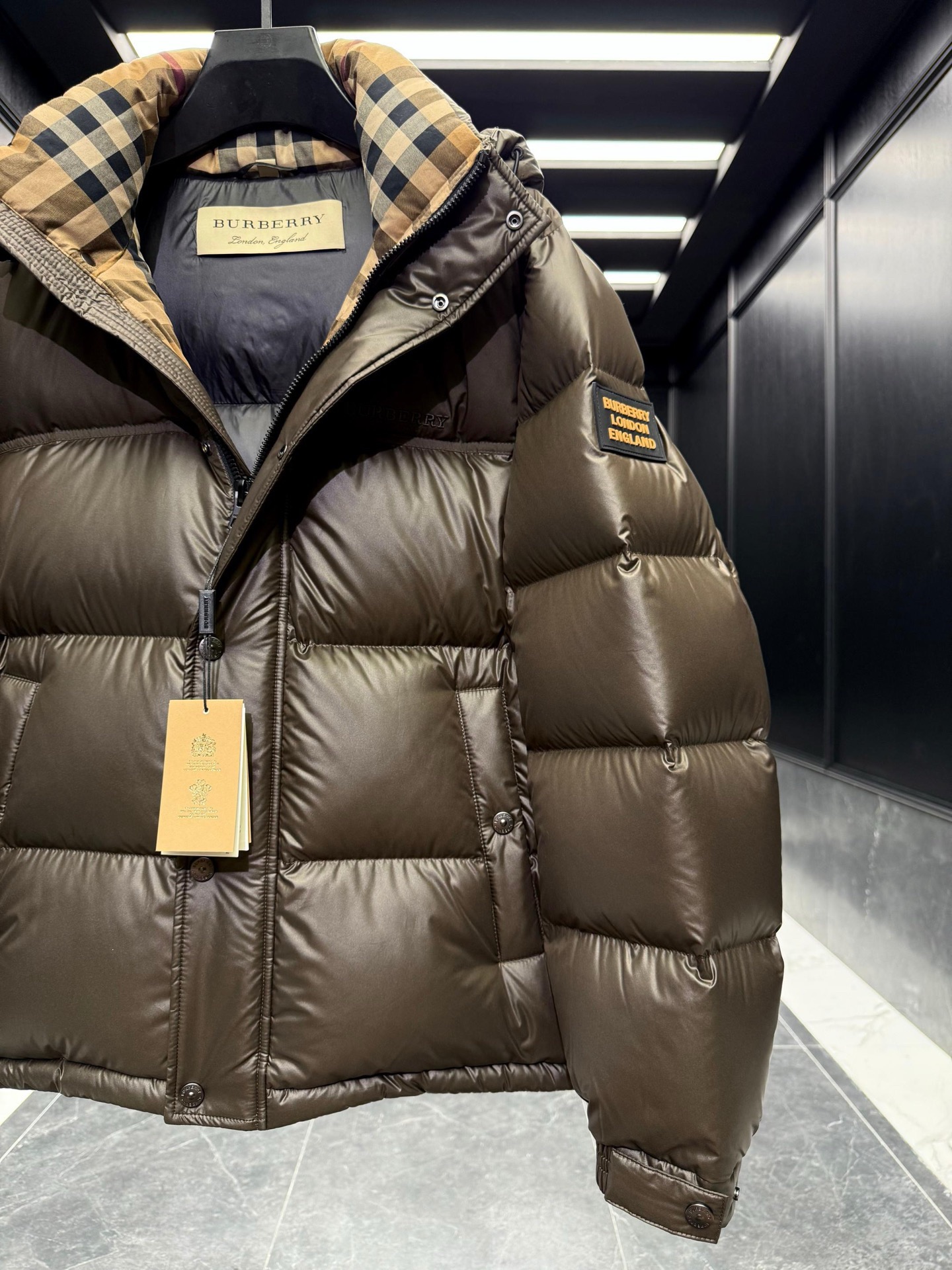 BURBERRY 2025年新作 バーバリー ダウンジャケット フルロゴプリント ユニセックスモデル moncler
