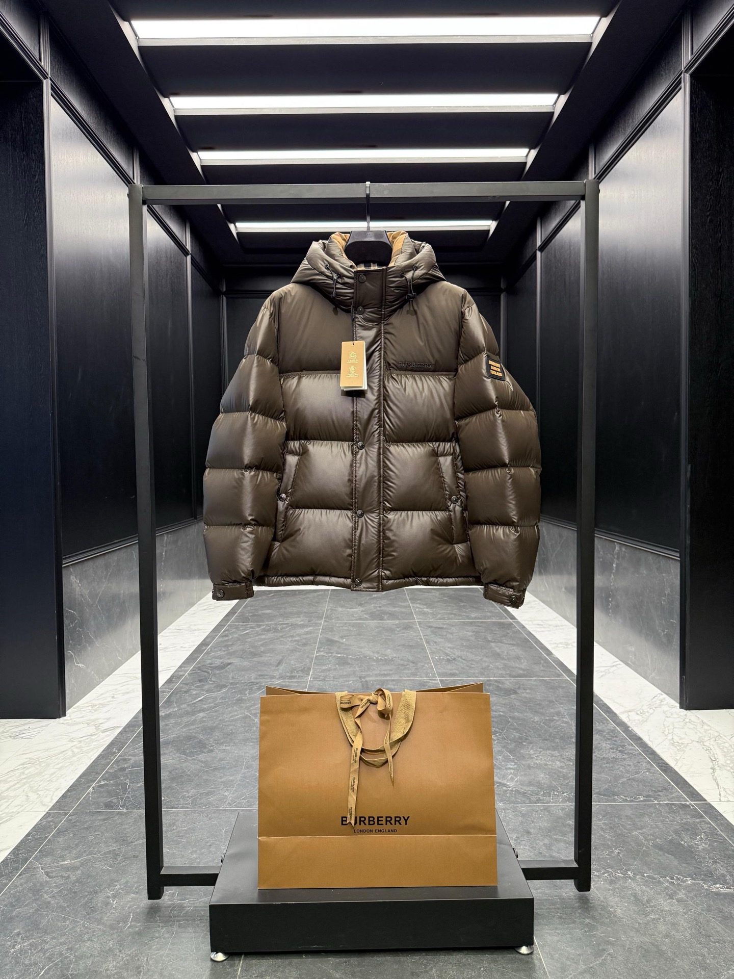 BURBERRY 2025年新作 バーバリー ダウンジャケット フルロゴプリント ユニセックスモデル moncler
