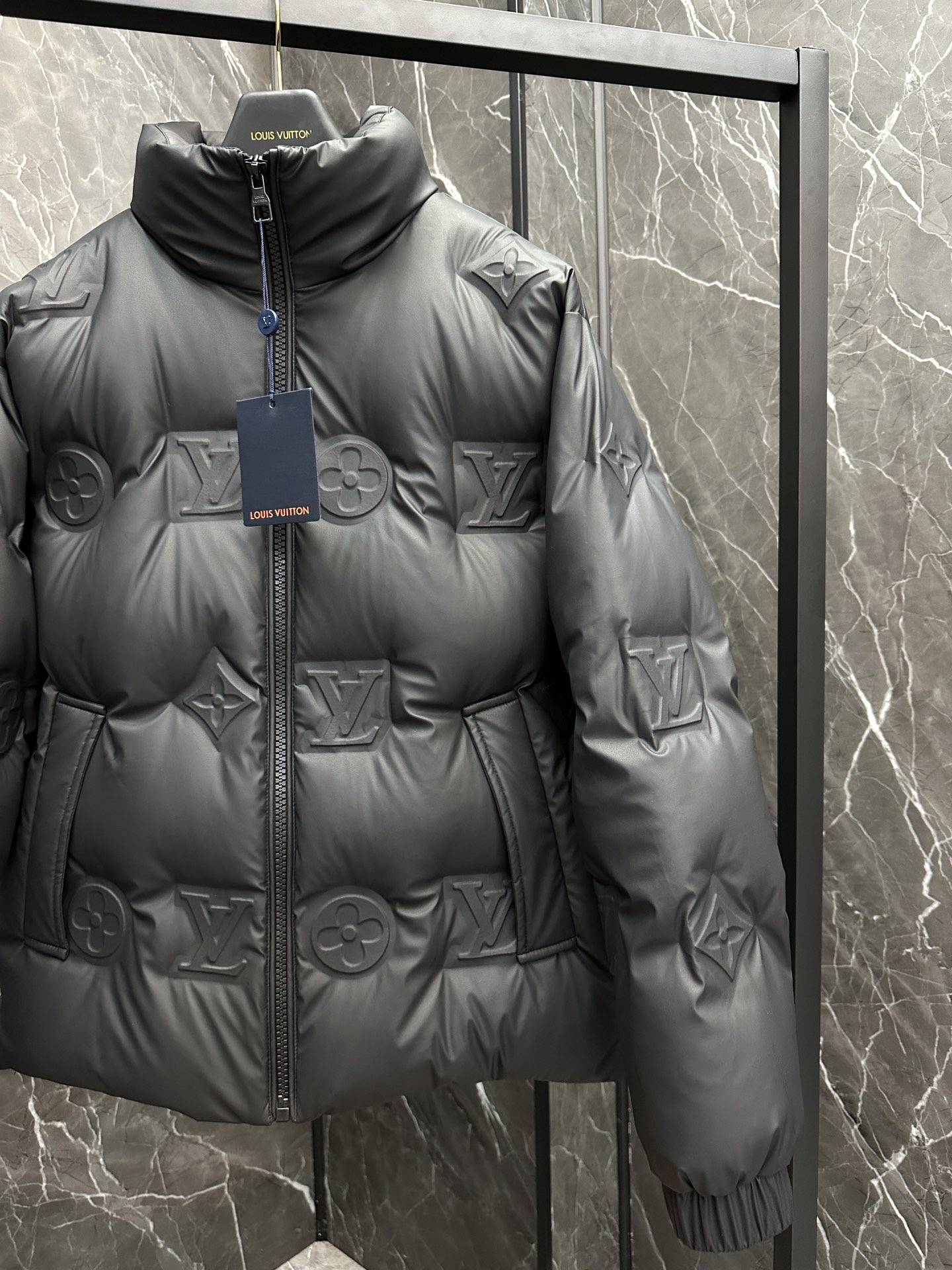 LOUIS VUITTON 2025年新作 LV ダウンジャケット フルロゴプリント ユニセックスモデル