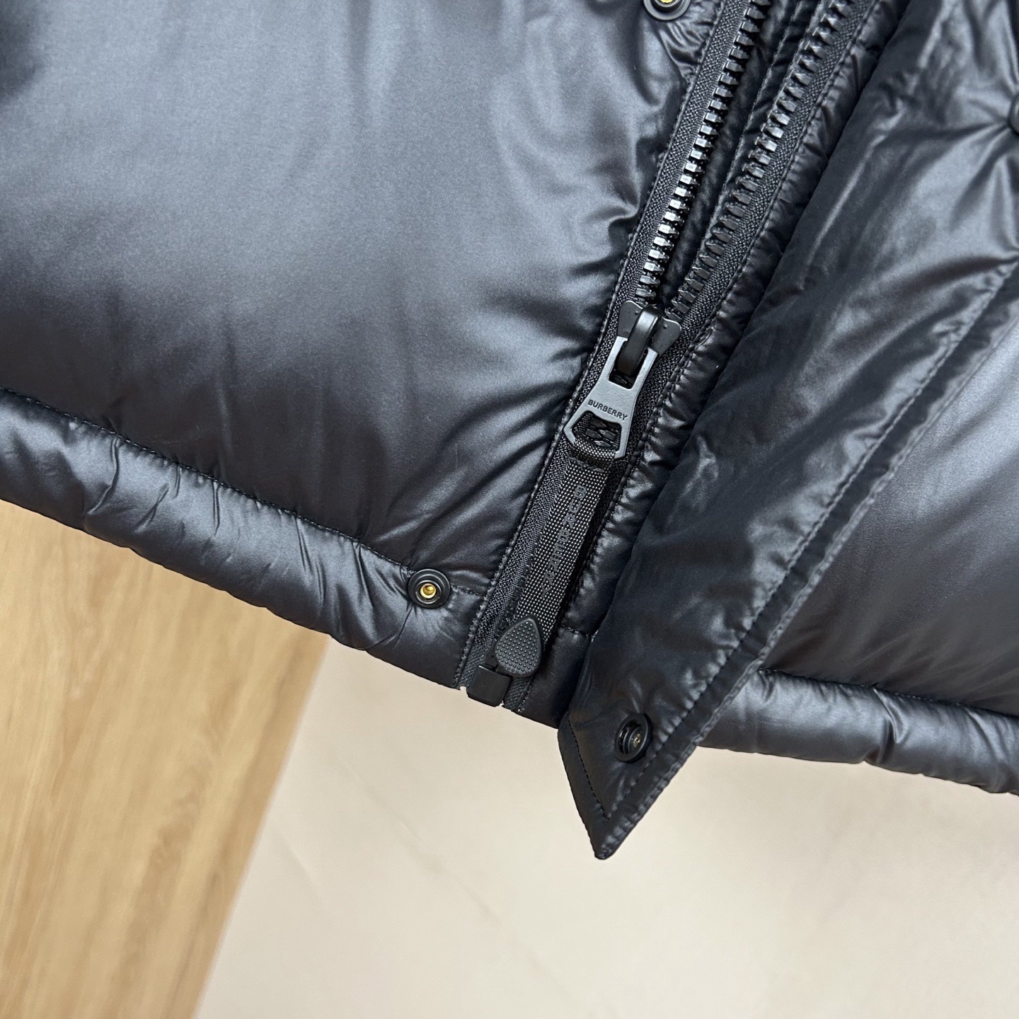 BURBERRY 2025年新作 バーバリー ダウンジャケット フルロゴプリント ユニセックスモデル moncler