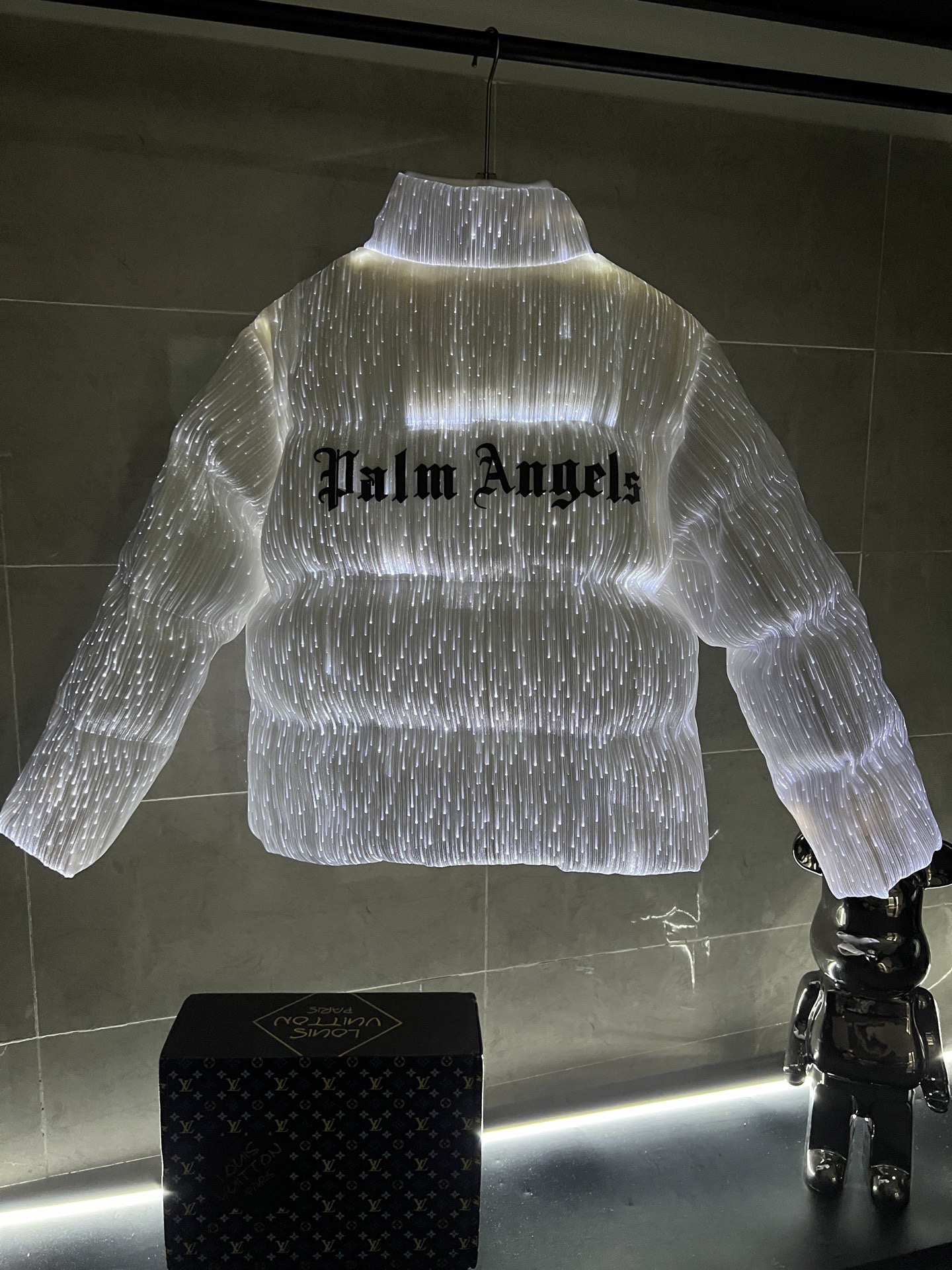 【人気商品】𝐌𝐎𝐍𝐂𝐋𝐄𝐑 新型発光薄型ダウンジャケット