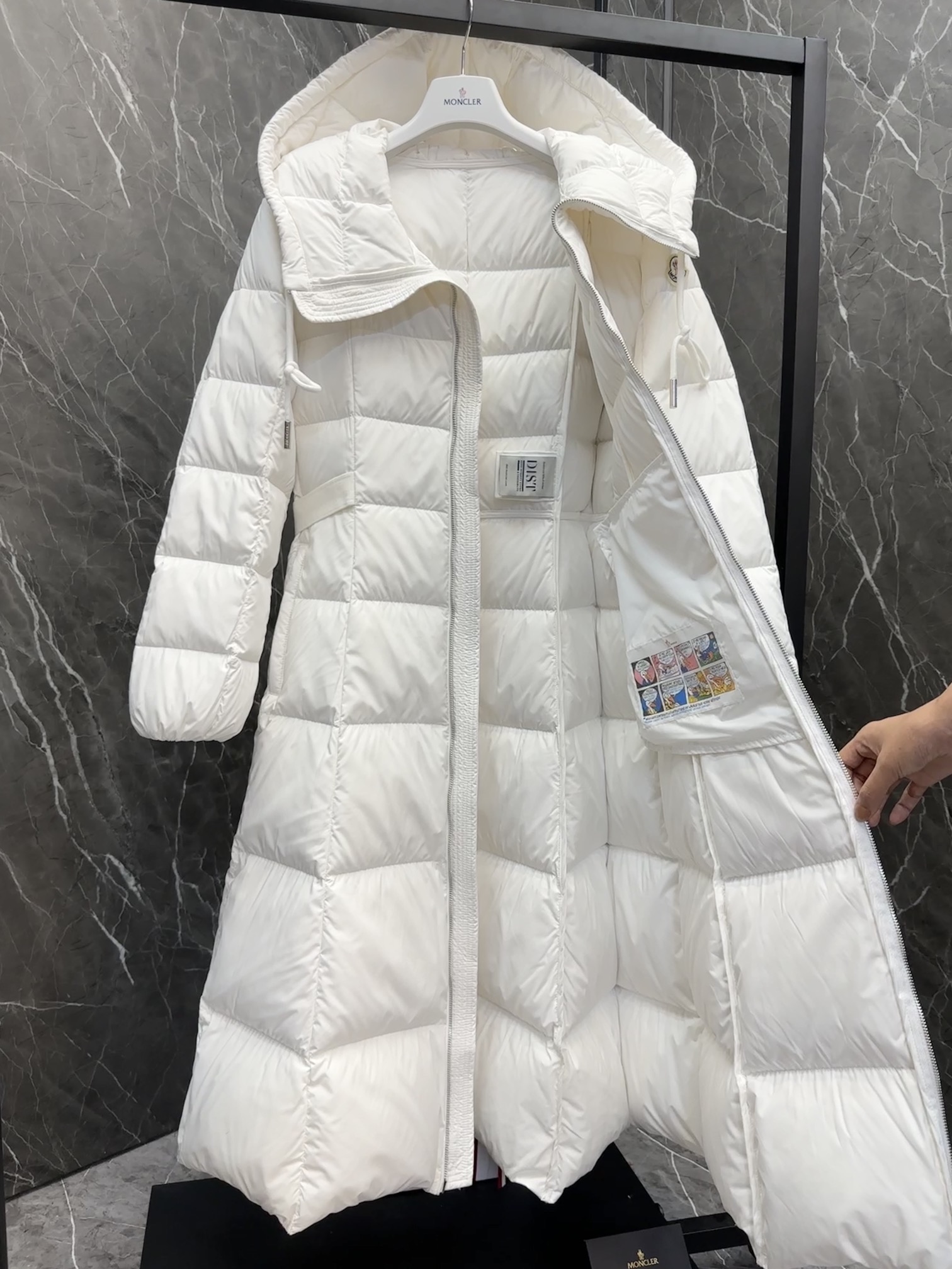 Moncler（モンクレール） 2025年最新作 逃亡中の王女 ファッションデザイナーズモデル ダウンジャケット レディース