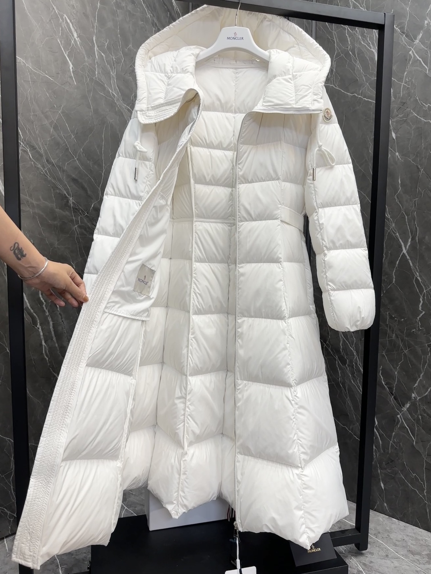 Moncler（モンクレール） 2025年最新作 逃亡中の王女 ファッションデザイナーズモデル ダウンジャケット レディース