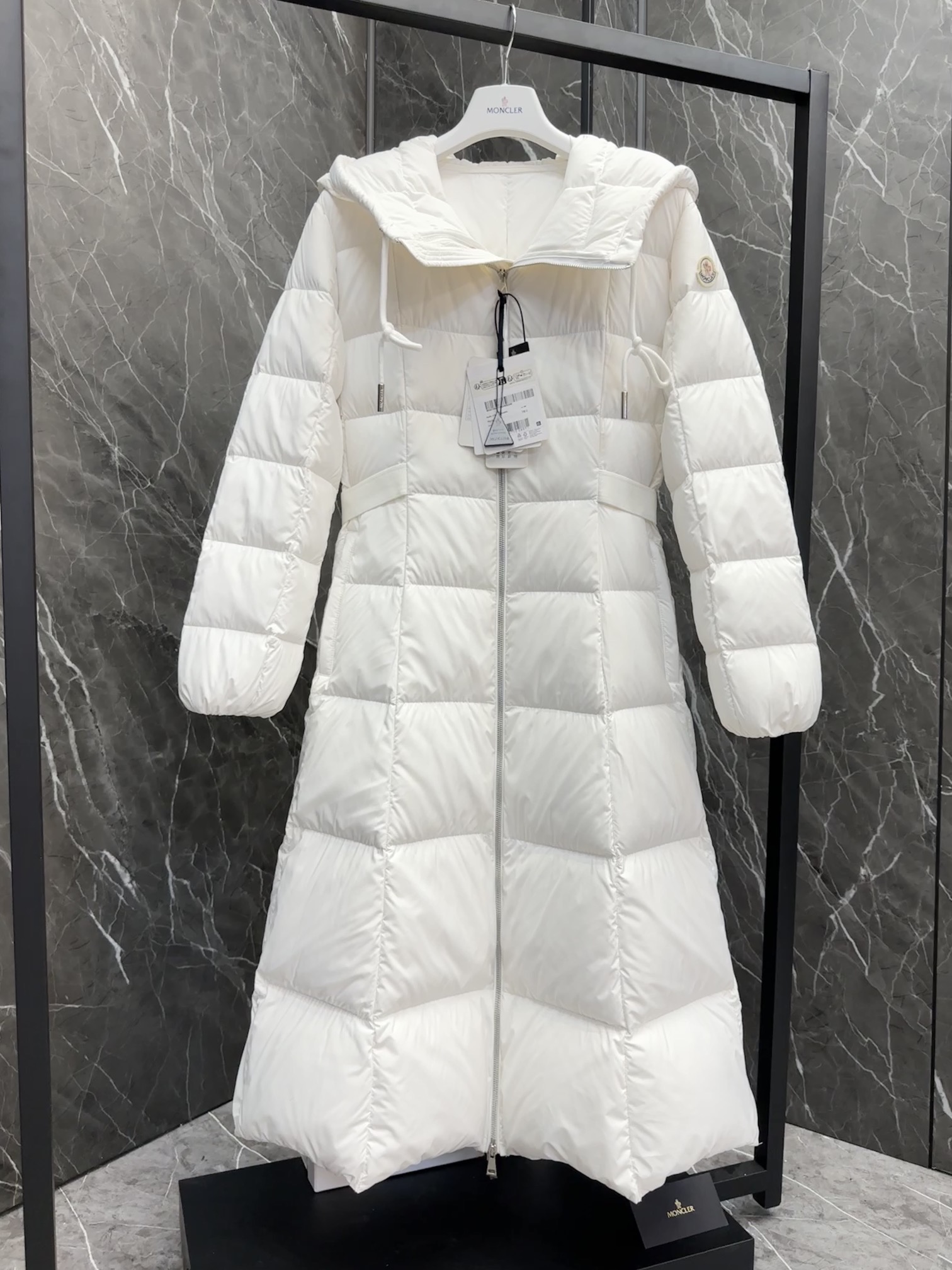 Moncler（モンクレール） 2025年最新作 逃亡中の王女 ファッションデザイナーズモデル ダウンジャケット レディース