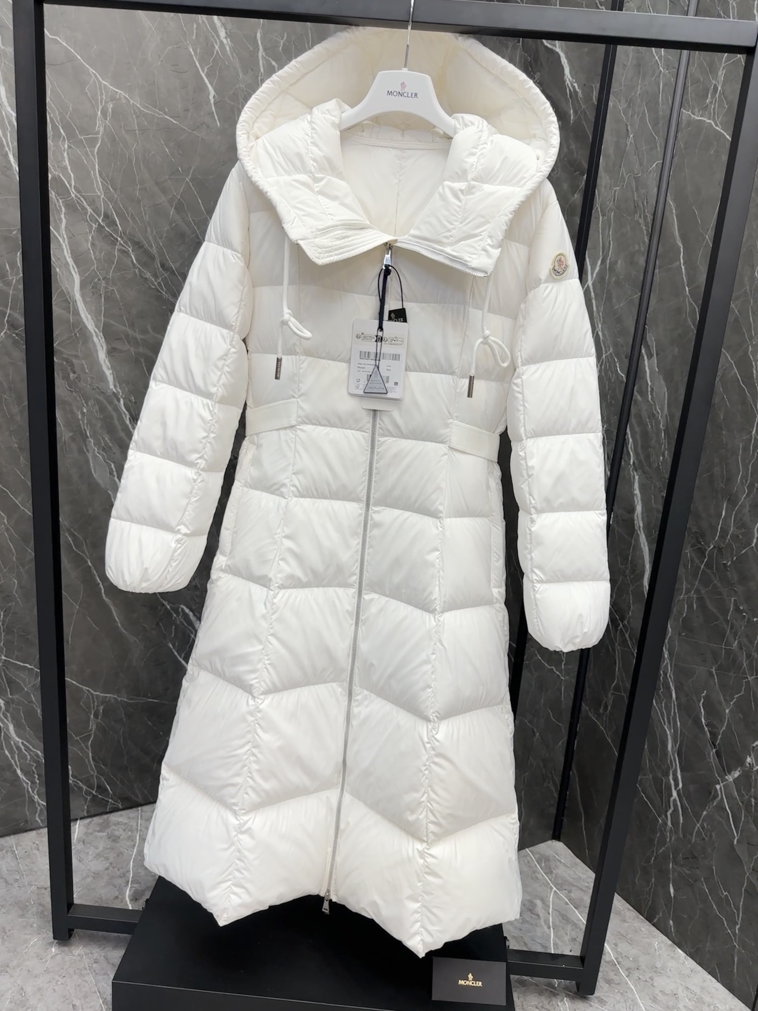 Moncler（モンクレール） 2025年最新作 逃亡中の王女 ファッションデザイナーズモデル ダウンジャケット レディース