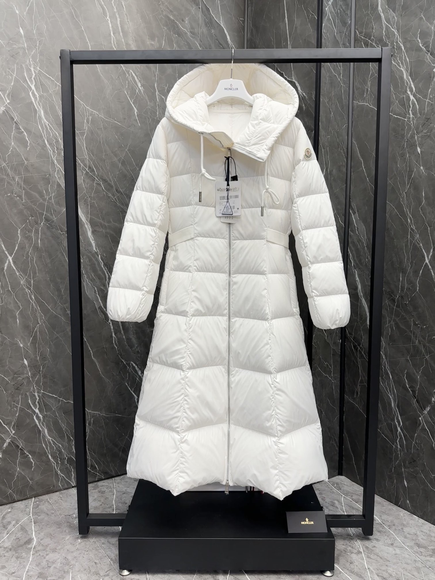 Moncler（モンクレール） 2025年最新作 逃亡中の王女 ファッションデザイナーズモデル ダウンジャケット レディース