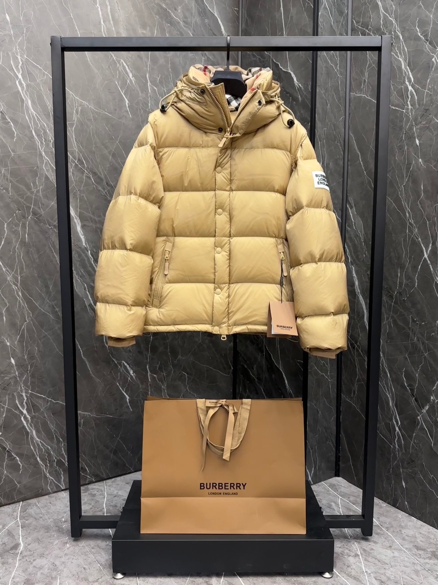 BURBERRY 2025年新作 バーバリーの冬用ダウンジャケットは、男女兼用で袖の取り外しが可能です moncler