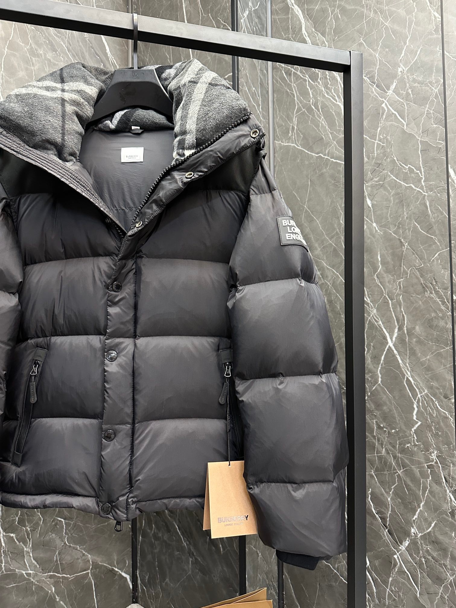 BURBERRY 2025年新作 バーバリーの冬用ダウンジャケットは、男女兼用で袖の取り外しが可能です moncler