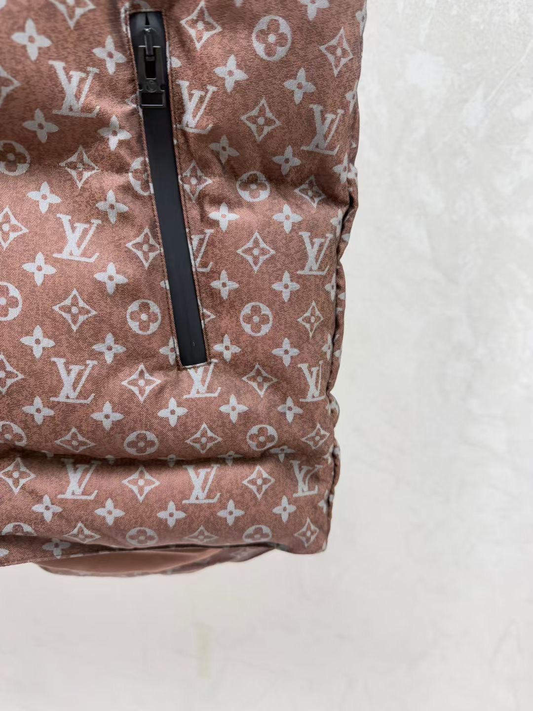 LOUIS VUITTON  ルイ・ヴィトン* 👑2025年秋冬新作 ダウンベスト ホワイトグースダウン  MONCLER