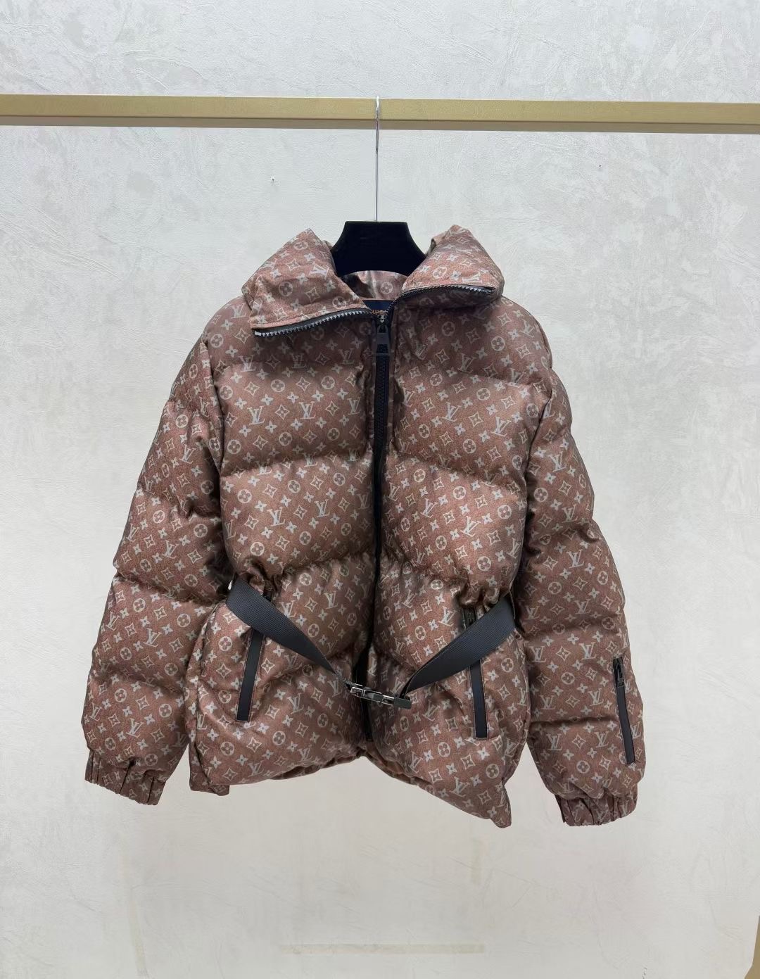 LOUIS VUITTON   ルイ・ヴィトン2025新作入荷スタンドカラーベルト付きダウンジャケット（ホワイトグースダウン）  MONCLER