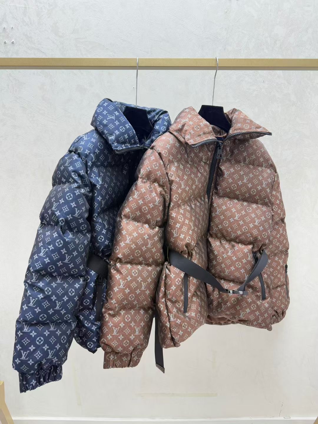 LOUIS VUITTON   ルイ・ヴィトン2025新作入荷スタンドカラーベルト付きダウンジャケット（ホワイトグースダウン）  MONCLER