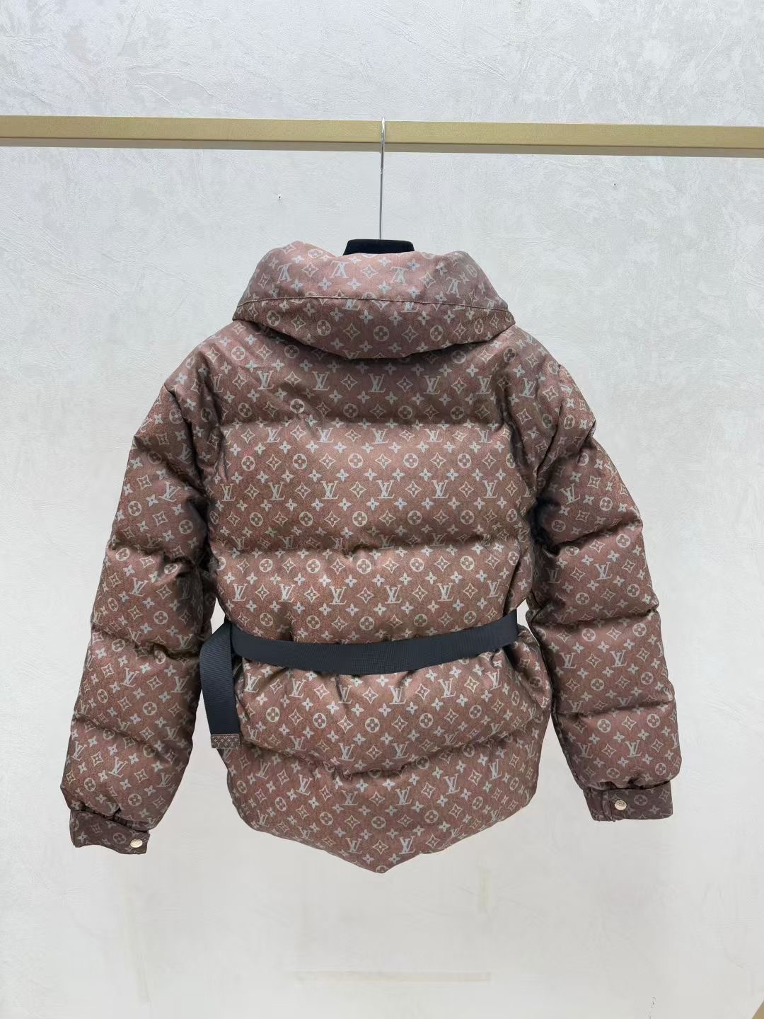 LOUIS VUITTON   ルイ・ヴィトン2025新作入荷スタンドカラーベルト付きダウンジャケット（ホワイトグースダウン）  MONCLER