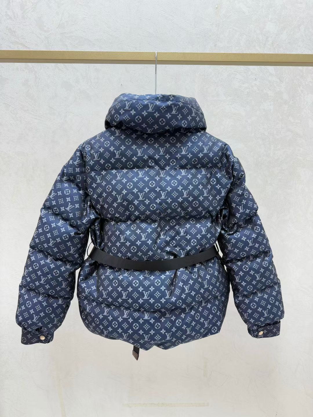 LOUIS VUITTON   ルイ・ヴィトン2025新作入荷スタンドカラーベルト付きダウンジャケット（ホワイトグースダウン）  MONCLER