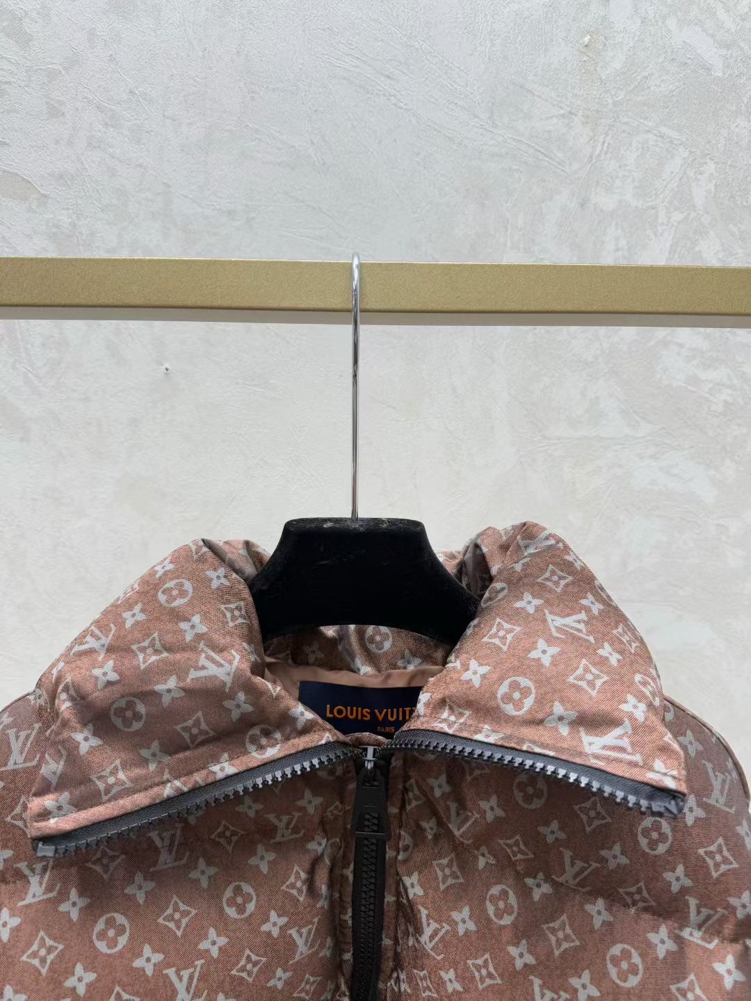 LOUIS VUITTON   ルイ・ヴィトン2025新作入荷スタンドカラーベルト付きダウンジャケット（ホワイトグースダウン）  MONCLER