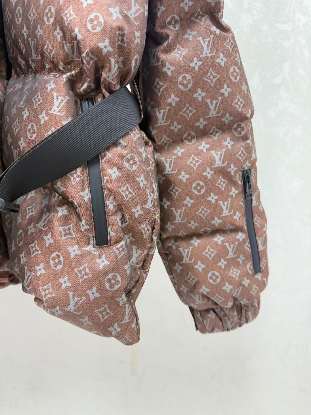 LOUIS VUITTON   ルイ・ヴィトン2025新作入荷スタンドカラーベルト付きダウンジャケット（ホワイトグースダウン）  MONCLER