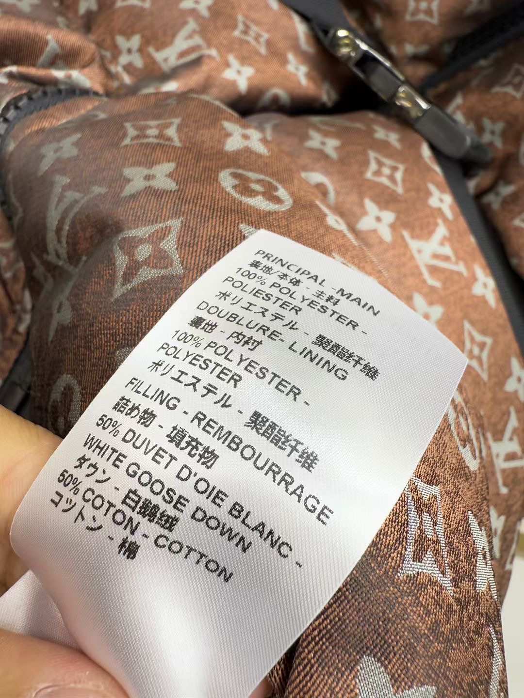 LOUIS VUITTON   ルイ・ヴィトン2025新作入荷スタンドカラーベルト付きダウンジャケット（ホワイトグースダウン）  MONCLER