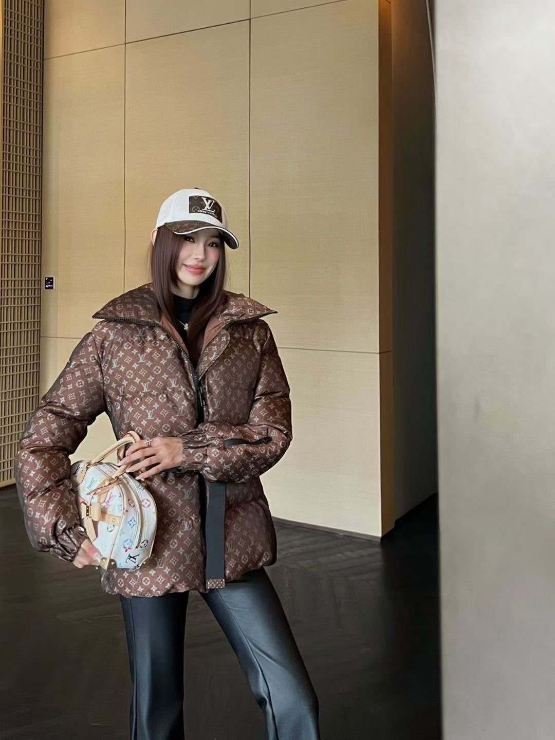 LOUIS VUITTON   ルイ・ヴィトン2025新作入荷スタンドカラーベルト付きダウンジャケット（ホワイトグースダウン）  MONCLER