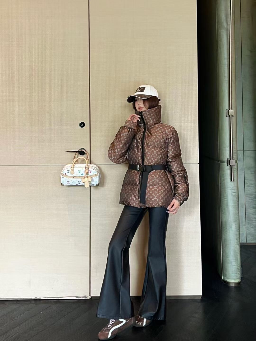 LOUIS VUITTON   ルイ・ヴィトン2025新作入荷スタンドカラーベルト付きダウンジャケット（ホワイトグースダウン）  MONCLER