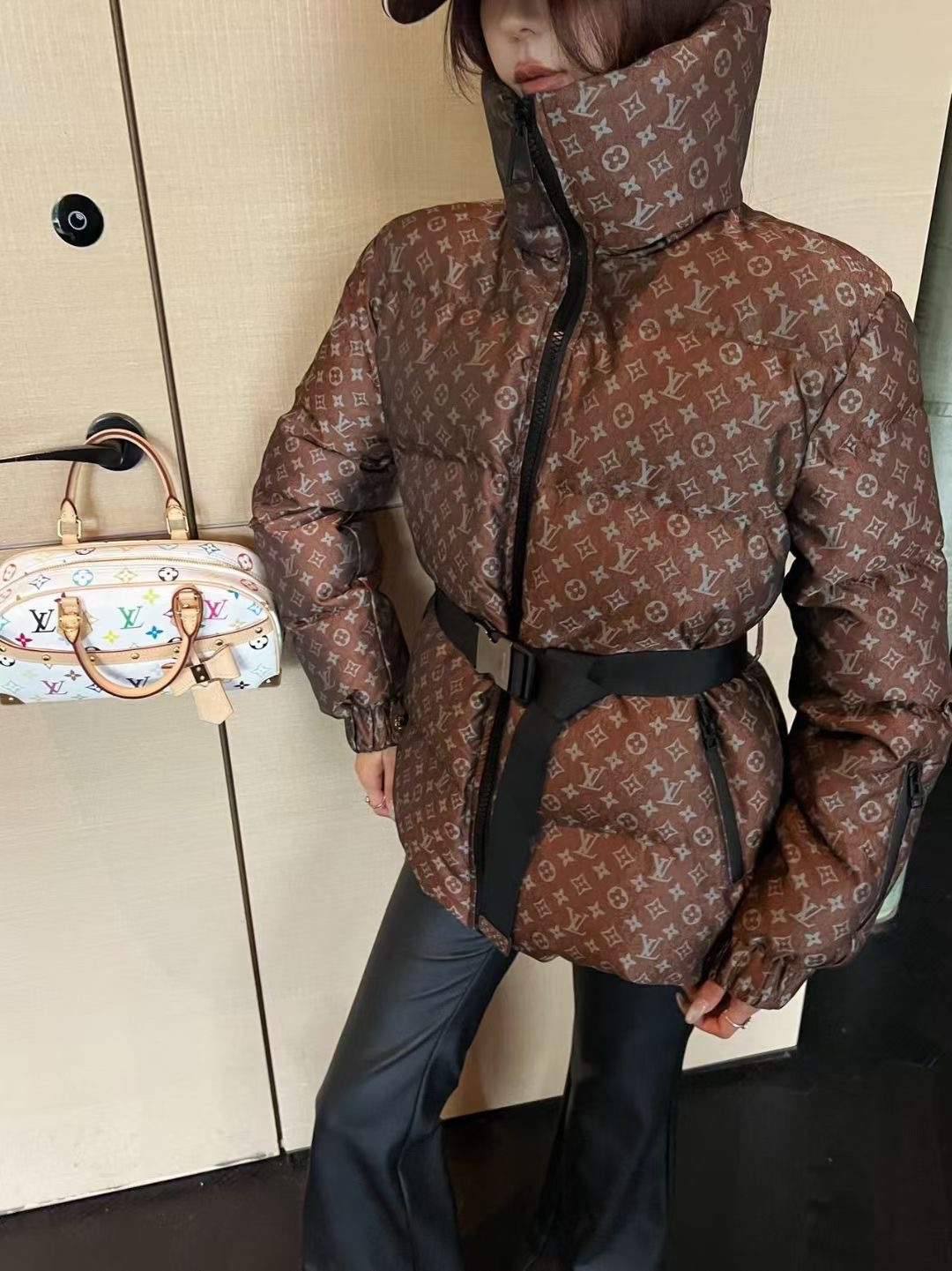 LOUIS VUITTON   ルイ・ヴィトン2025新作入荷スタンドカラーベルト付きダウンジャケット（ホワイトグースダウン）  MONCLER