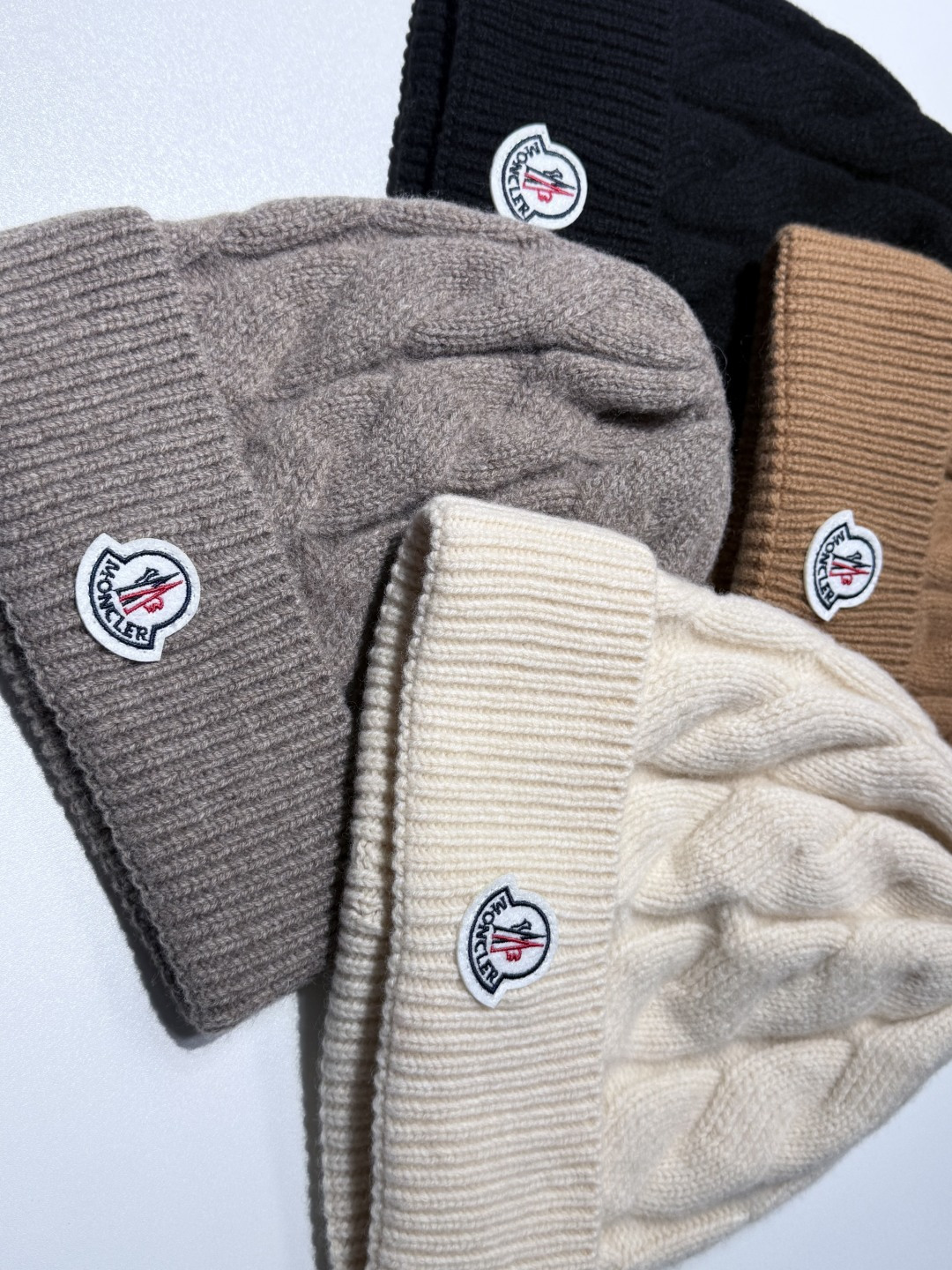 モンクレール新作 フォックスファーボール付きニット帽 Moncler