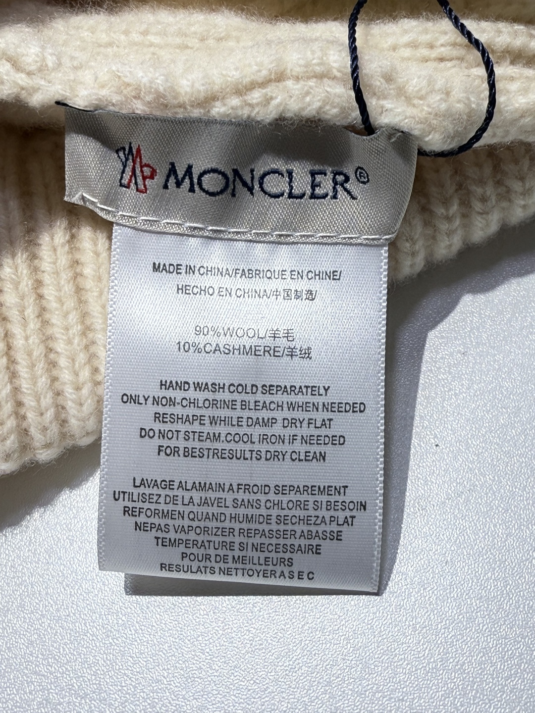 モンクレール新作 フォックスファーボール付きニット帽 Moncler
