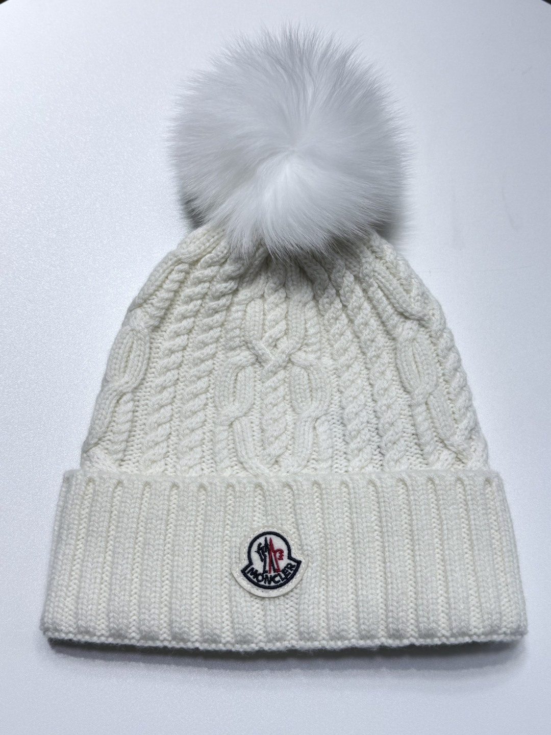 モンクレール新作 フォックスファーボール付きニット帽 Moncler