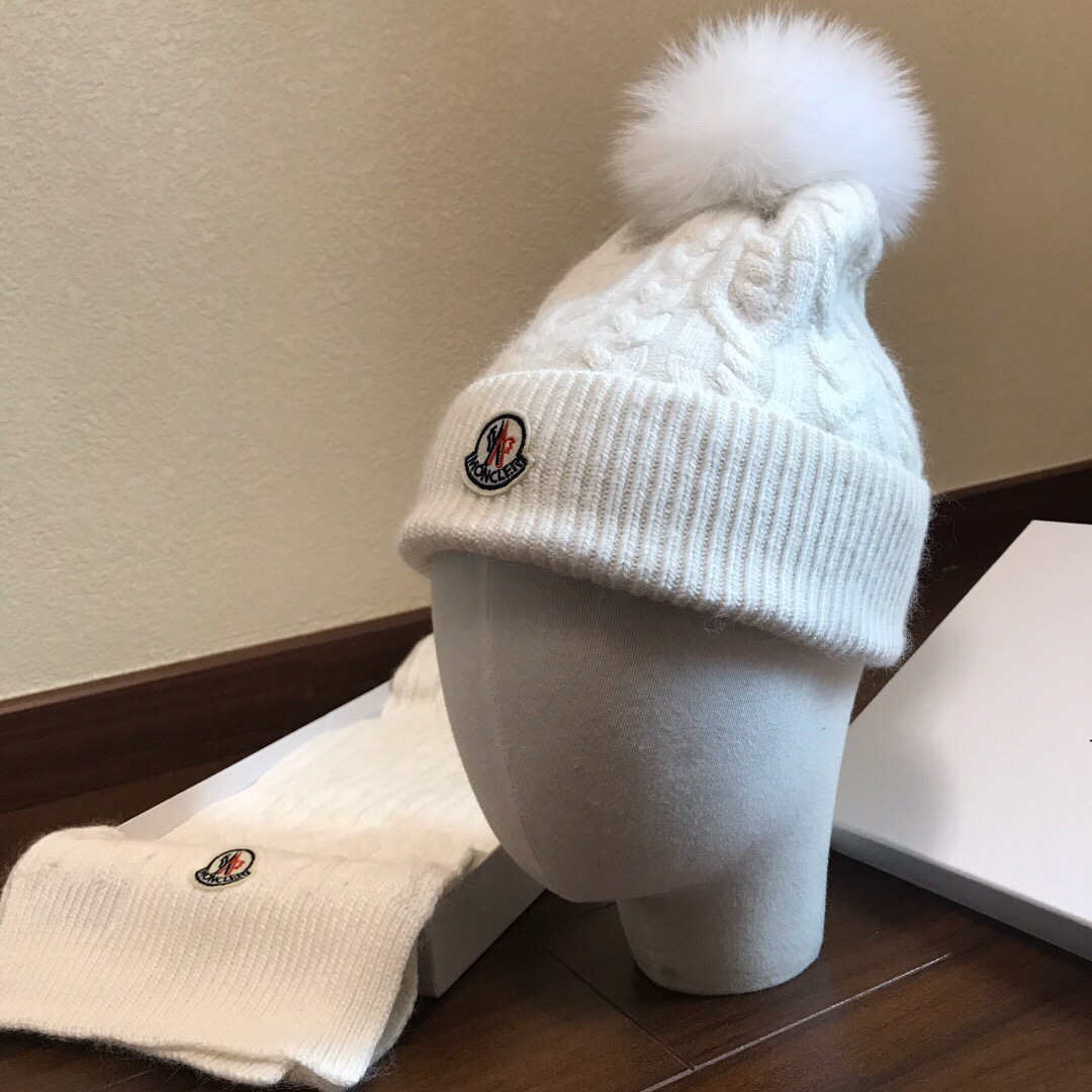 モンクレール新作 フォックスファーボール付きニット帽+マフラー 2枚 Moncler