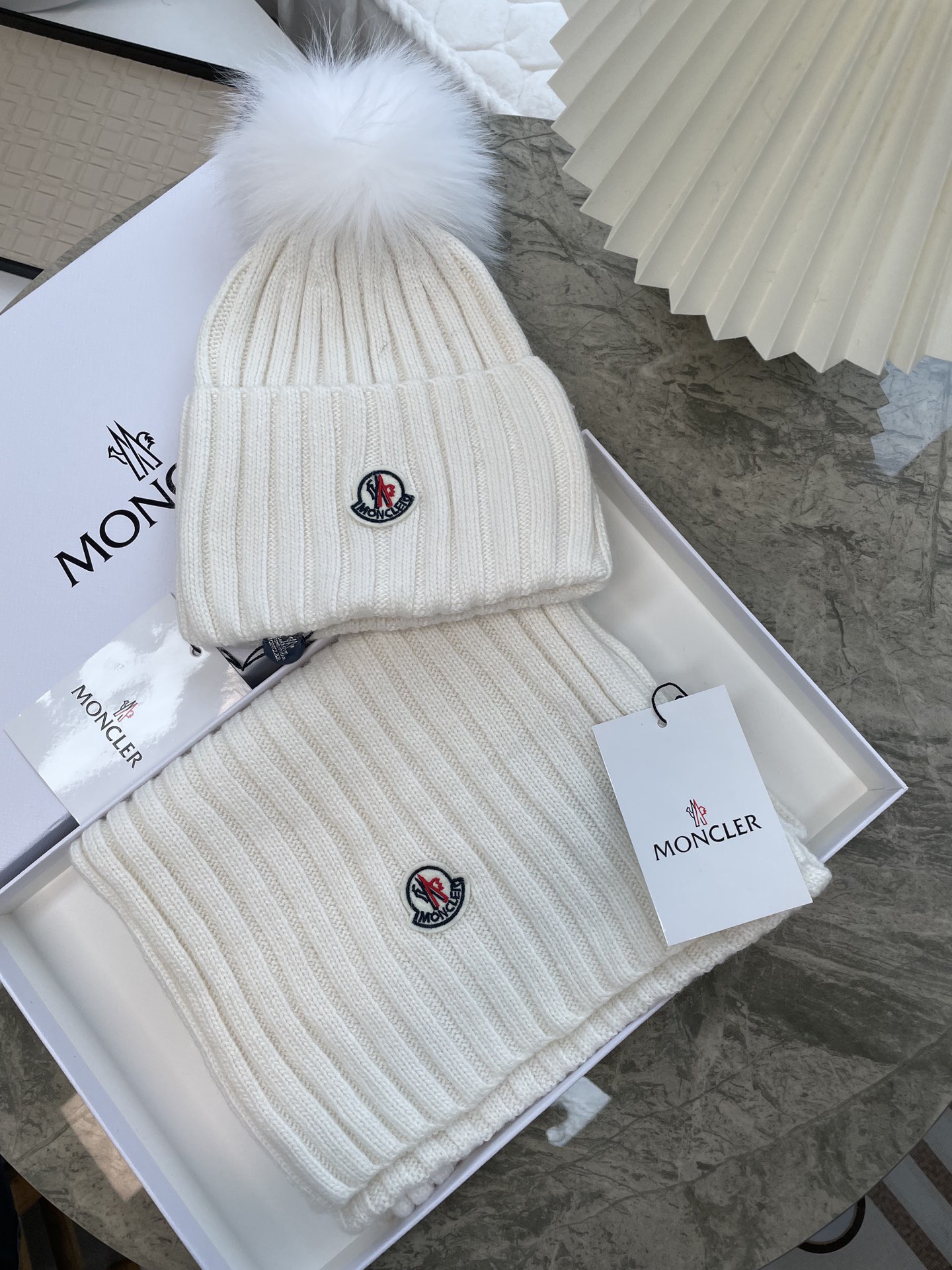 モンクレール新作 フォックスファーボール付きニット帽+マフラー 2枚 Moncler