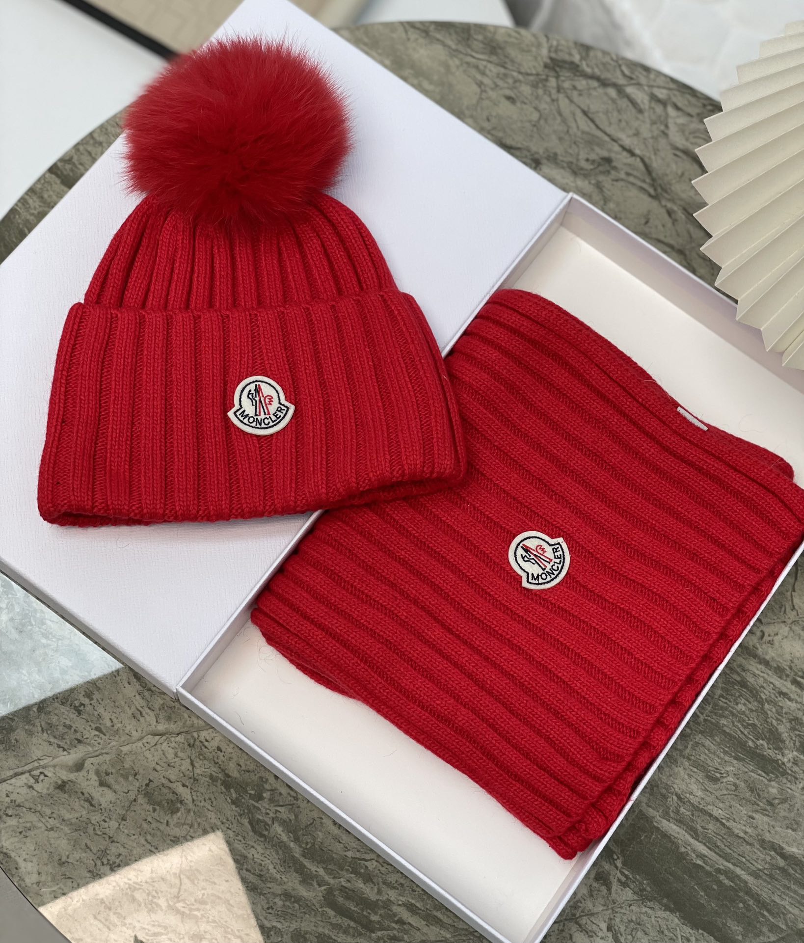 モンクレール新作 フォックスファーボール付きニット帽+マフラー 2枚 Moncler