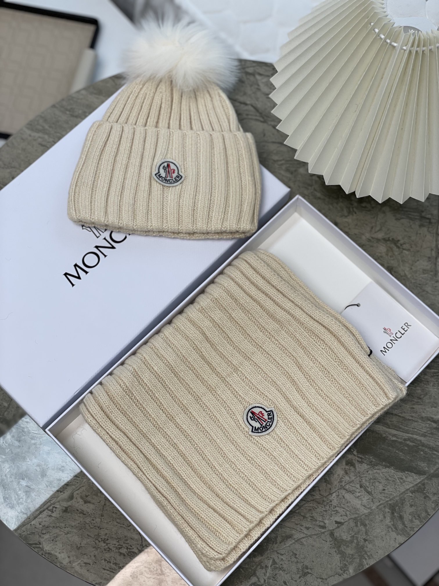 モンクレール新作 フォックスファーボール付きニット帽+マフラー 2枚 Moncler