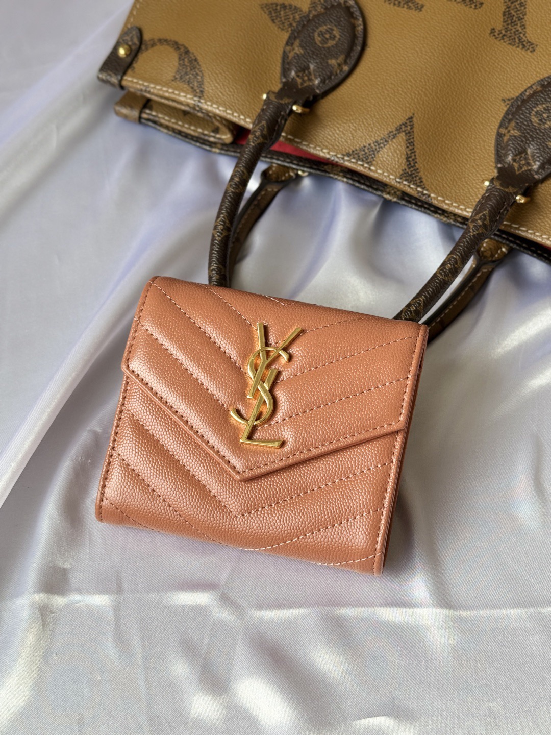 【サンローラン】大人気ロゴ 小銭入れ付き 三つ折り財布