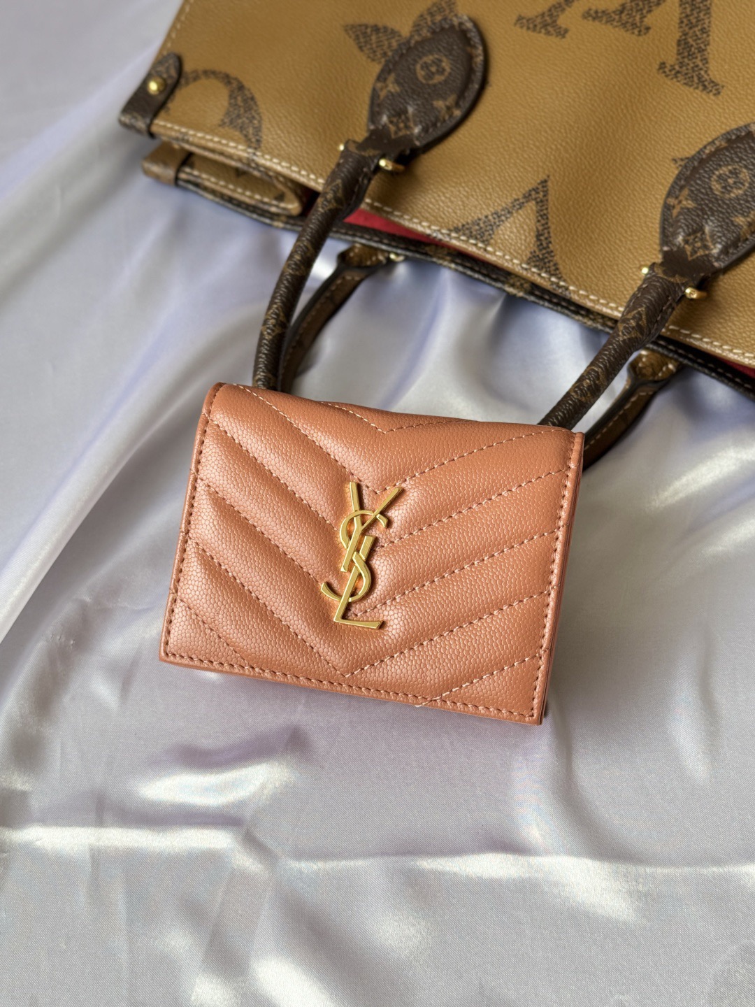 【サンローラン】大人気ロゴ 小銭入れ付き 三つ折り財布