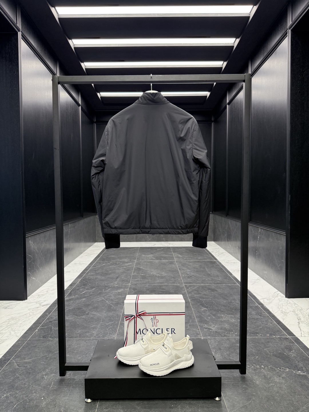 爆買い！MONCLER2026モンクレール Verney メンズ 3-in-1 ショートダウンジャケット定番ダウンコート 限定発売中！多くの著名人やセレブに愛用されています! 