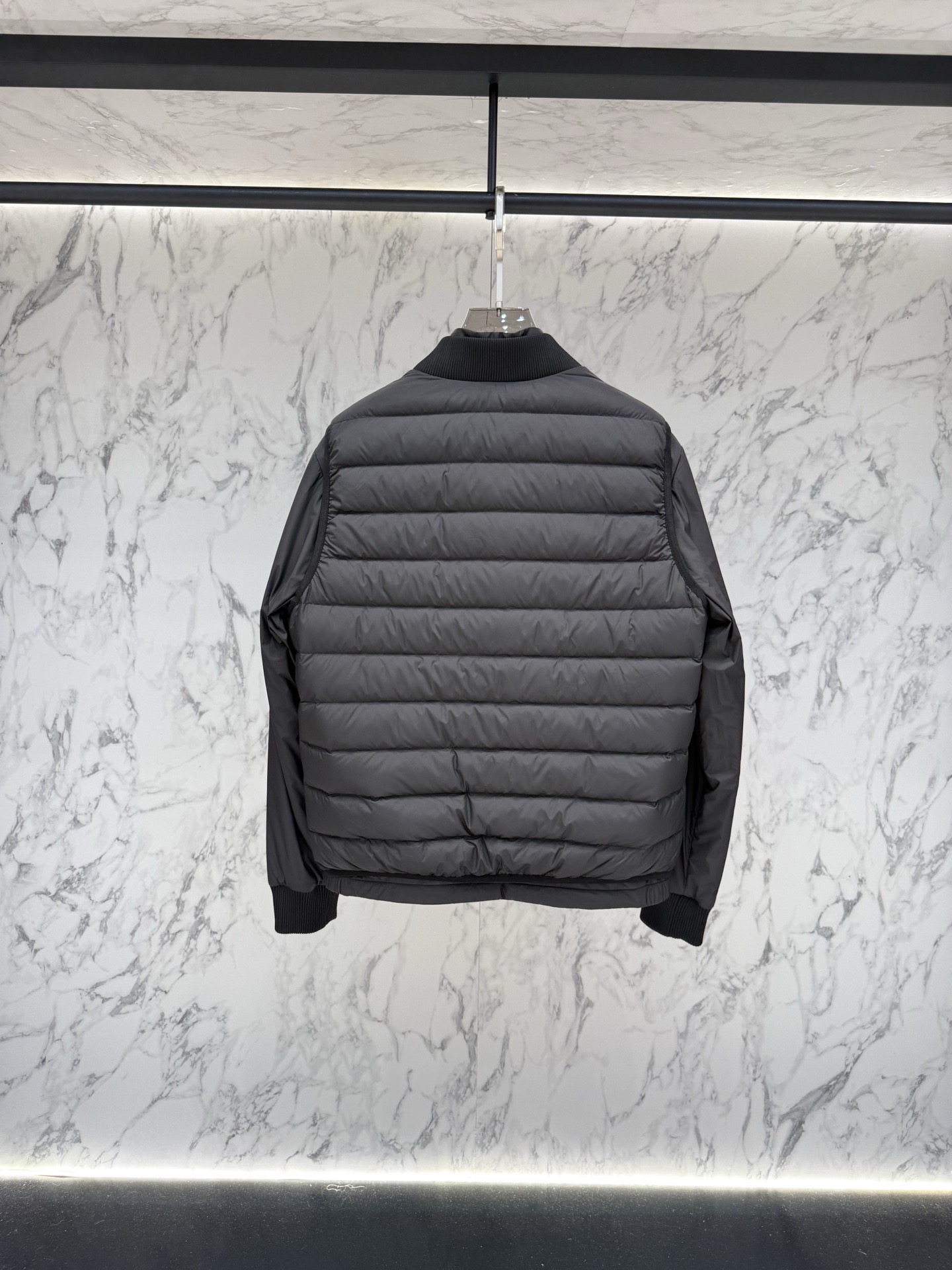 爆買い！MONCLER2026モンクレール Verney メンズ 3-in-1 ショートダウンジャケット定番ダウンコート 限定発売中！多くの著名人やセレブに愛用されています! 