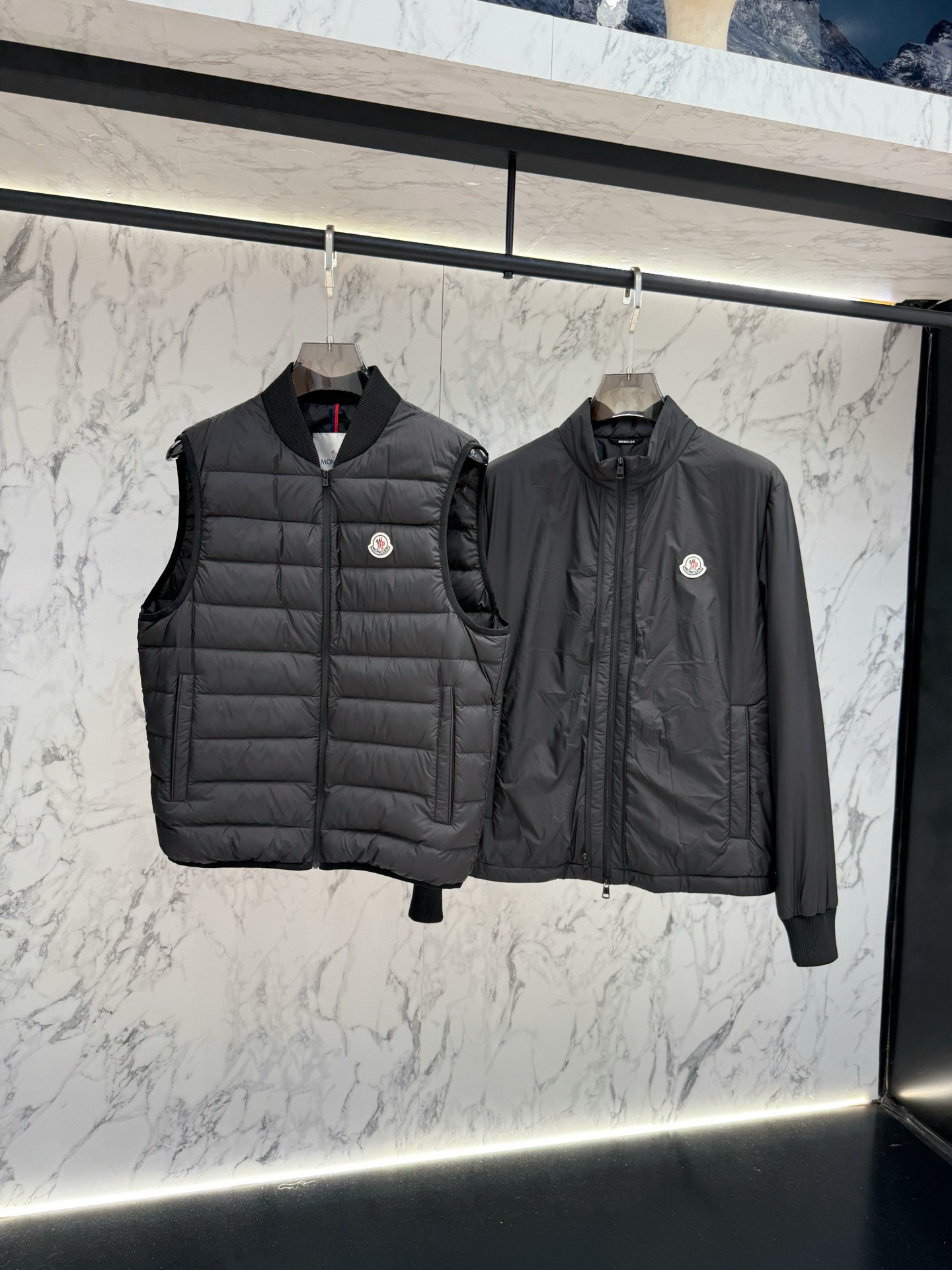 爆買い！MONCLER2026モンクレール Verney メンズ 3-in-1 ショートダウンジャケット定番ダウンコート 限定発売中！多くの著名人やセレブに愛用されています! 