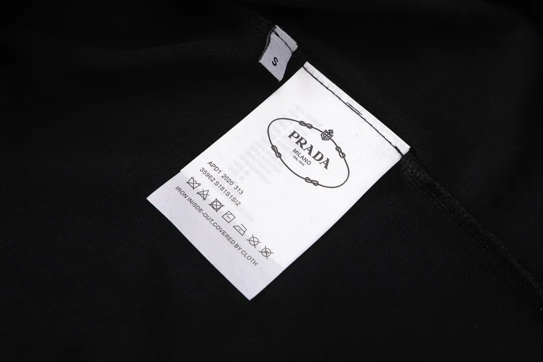 【PRADA 公式旗艦店】プラダ Tシャツご好評に付き再入荷！