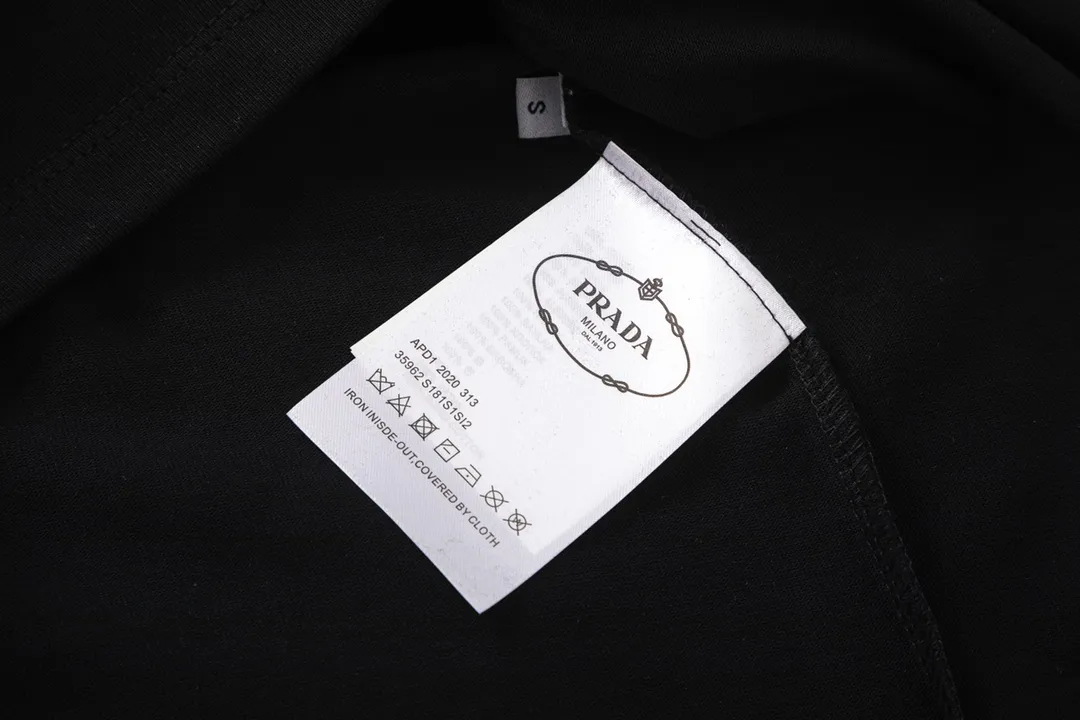 【PRADA 公式旗艦店】プラダ Tシャツご好評に付き再入荷！