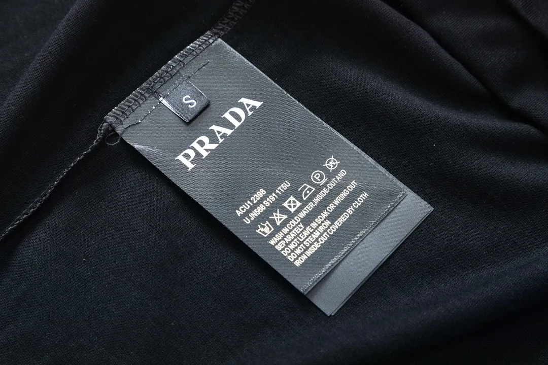 【PRADA 公式旗艦店】プラダ Tシャツご好評に付き再入荷！