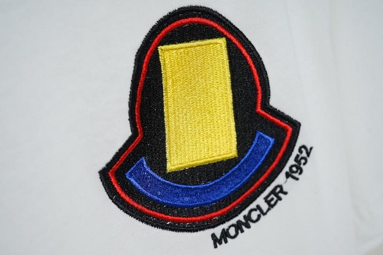 【Moncler 】（モンクレール）男女兼用、ご好評に付き再入荷！
