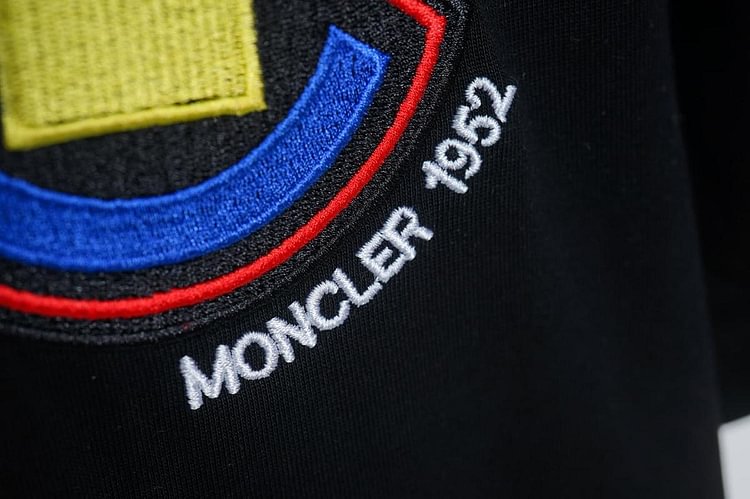 【Moncler 】（モンクレール）男女兼用、ご好評に付き再入荷！