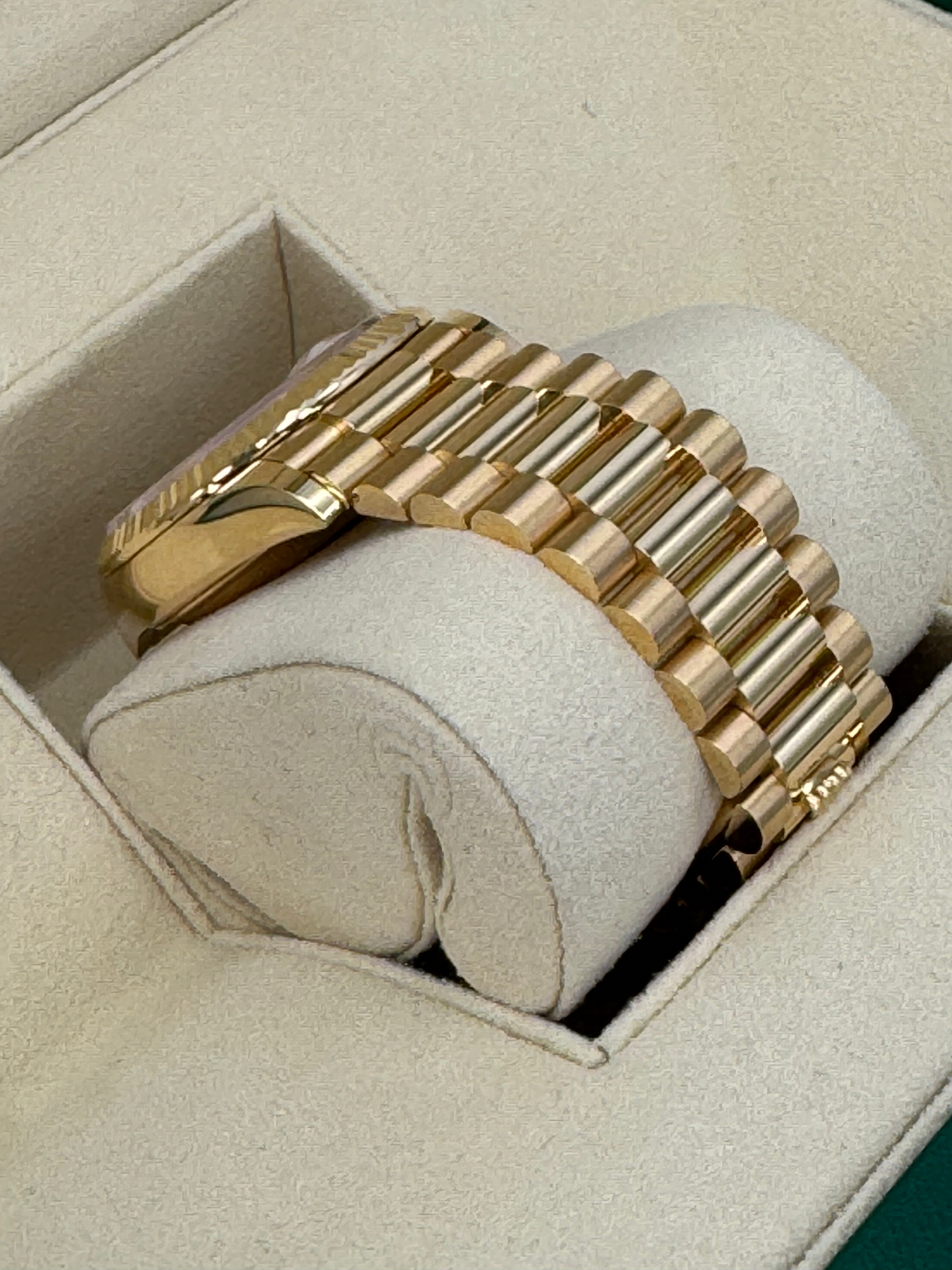 NEW 2024 ロレックス デイデイト 36mm 128238 シャンパンダイヤ文字盤